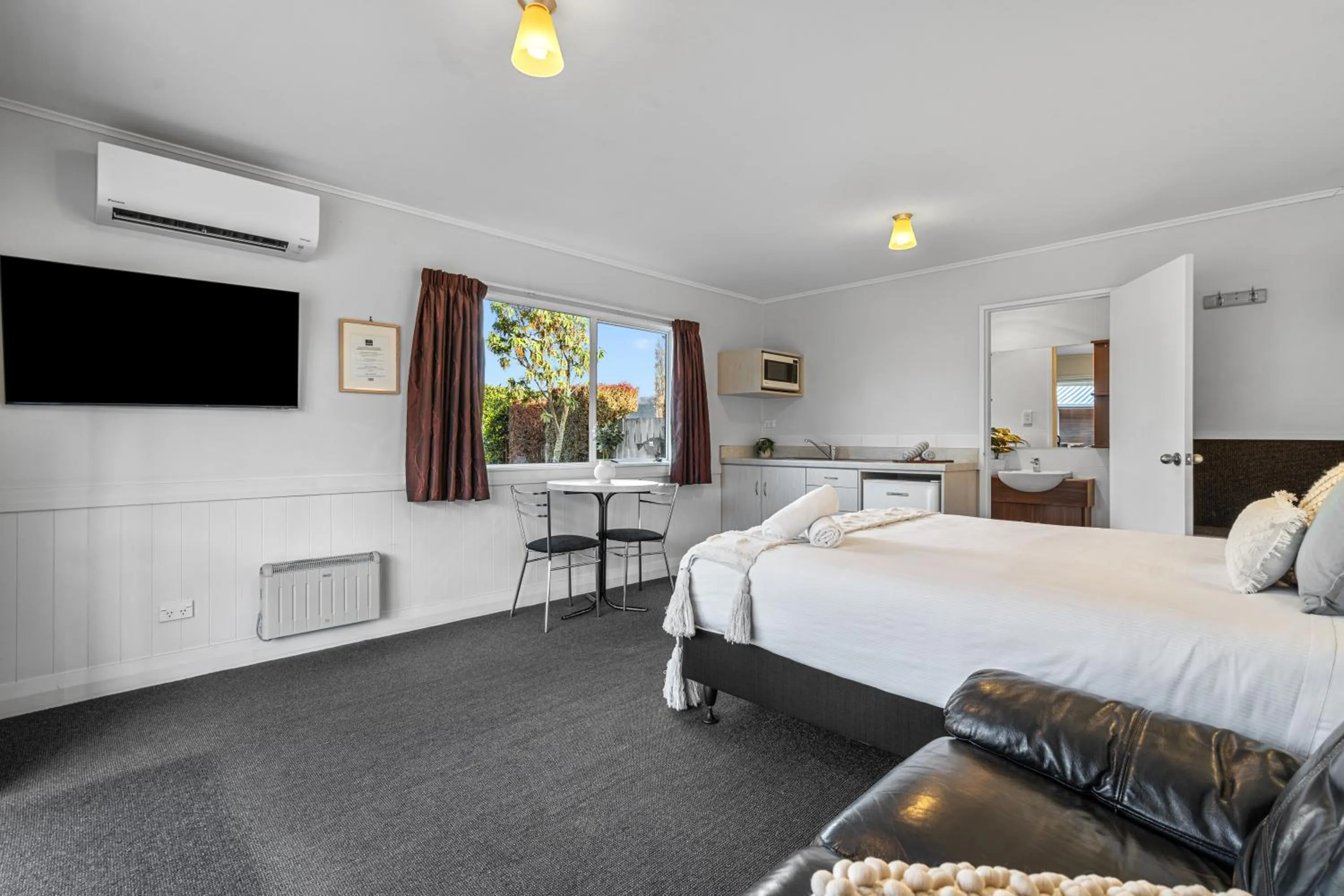 Living room, Bed in Tasman Holiday Parks - Te Anau