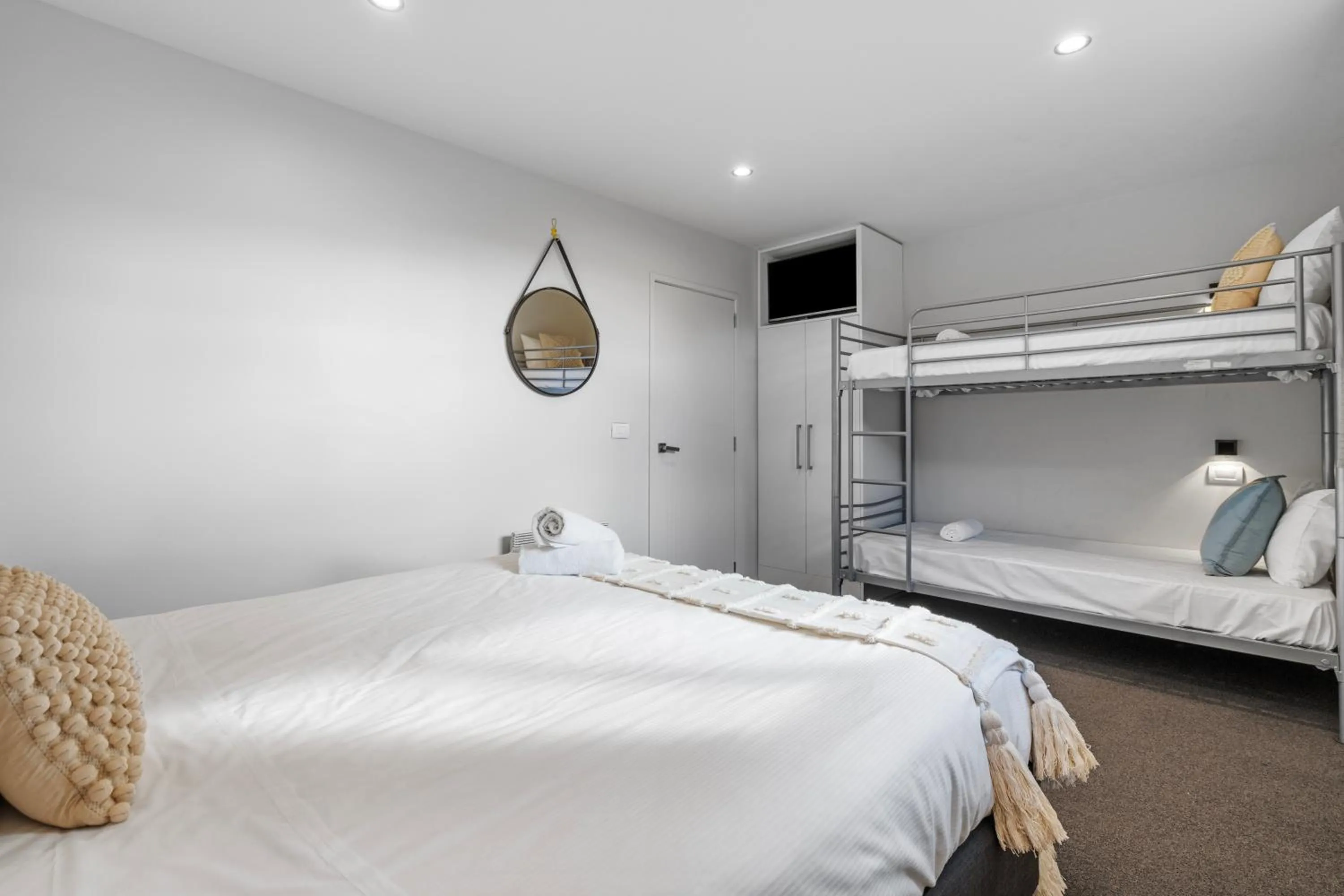 Bedroom, Bed in Tasman Holiday Parks - Te Anau