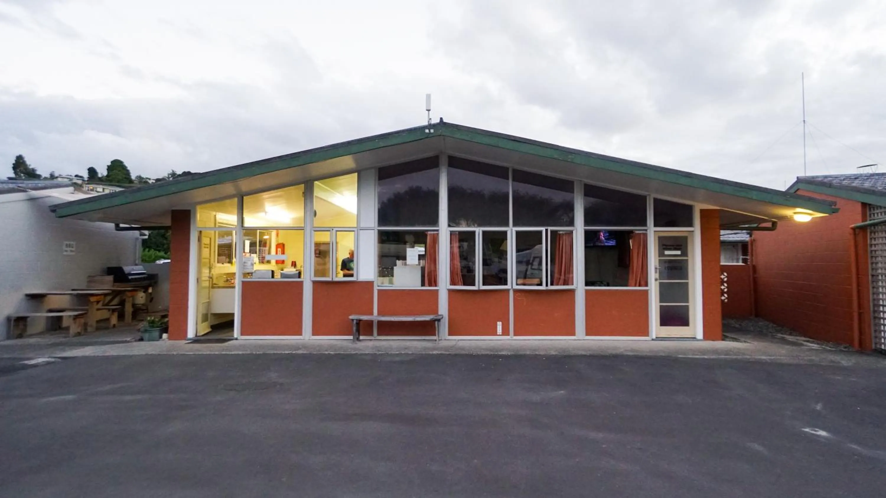 Communal lounge/ TV room in Whangarei Central Holiday Park