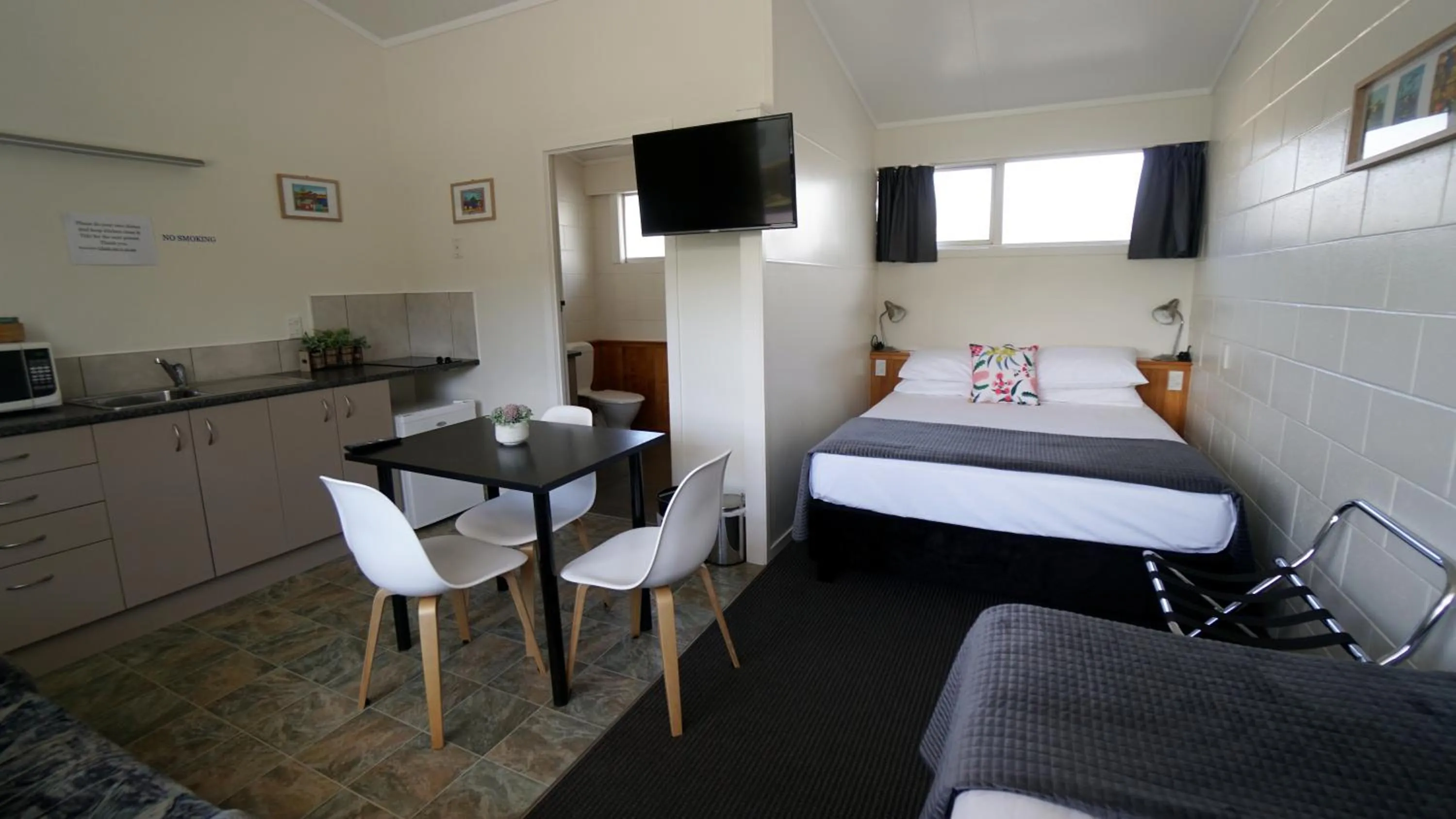 Living room, Bed in Whangarei Central Holiday Park