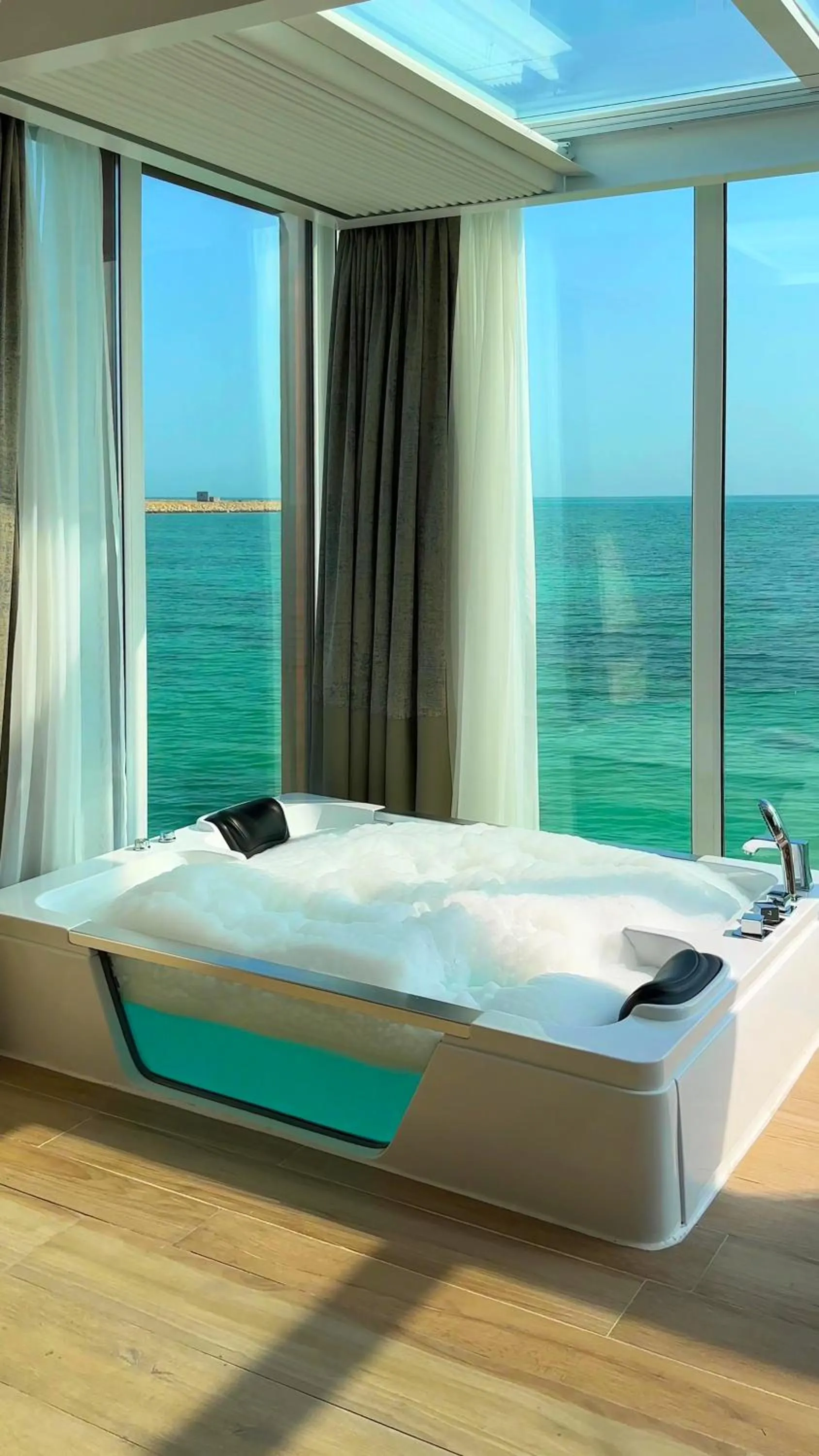 Hot Tub, Bed in Jaw Resort & Spa