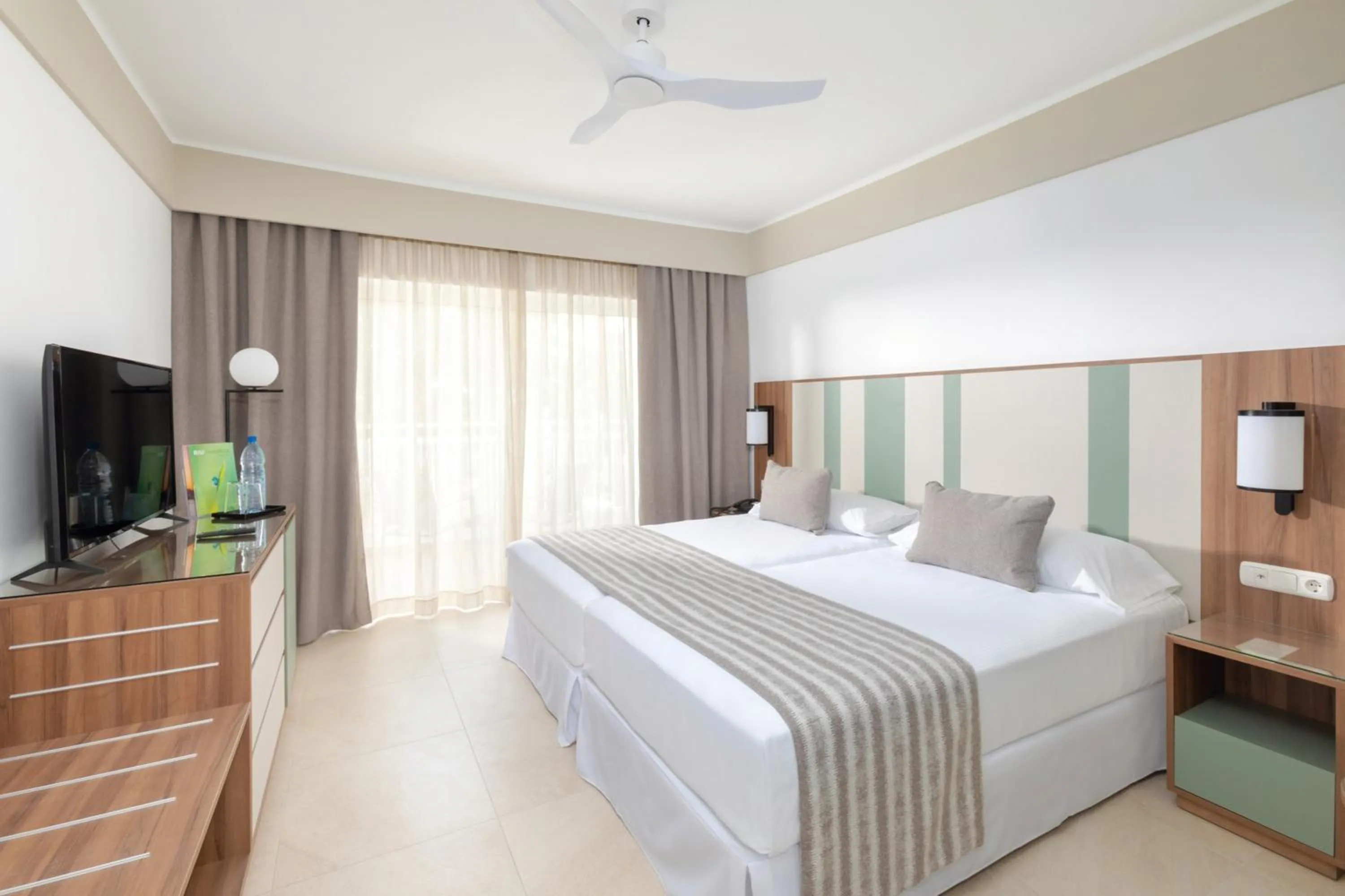 TV and multimedia, Bed in Hotel Riu Paraiso Lanzarote - All Inclusive