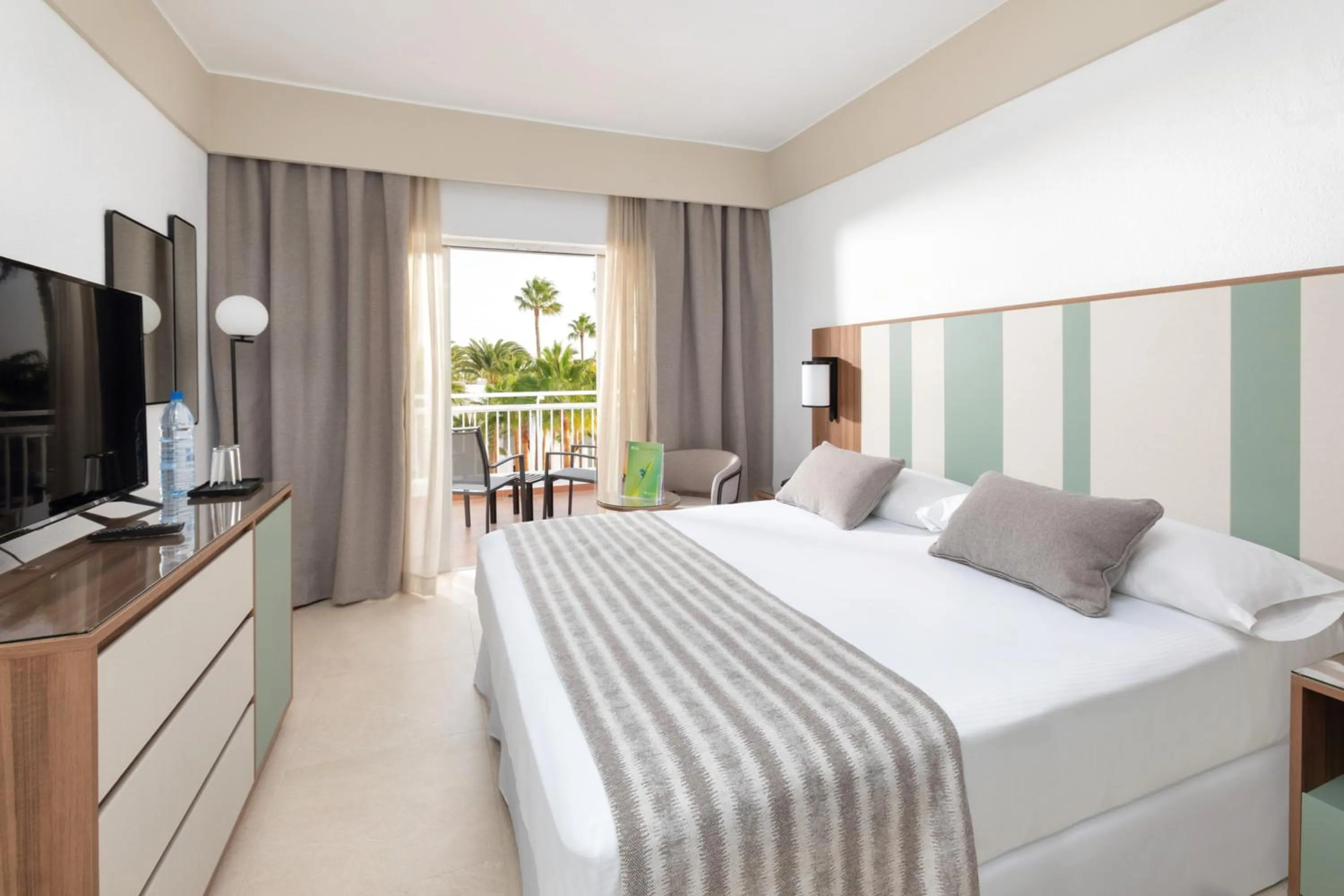 TV and multimedia, Bed in Hotel Riu Paraiso Lanzarote - All Inclusive