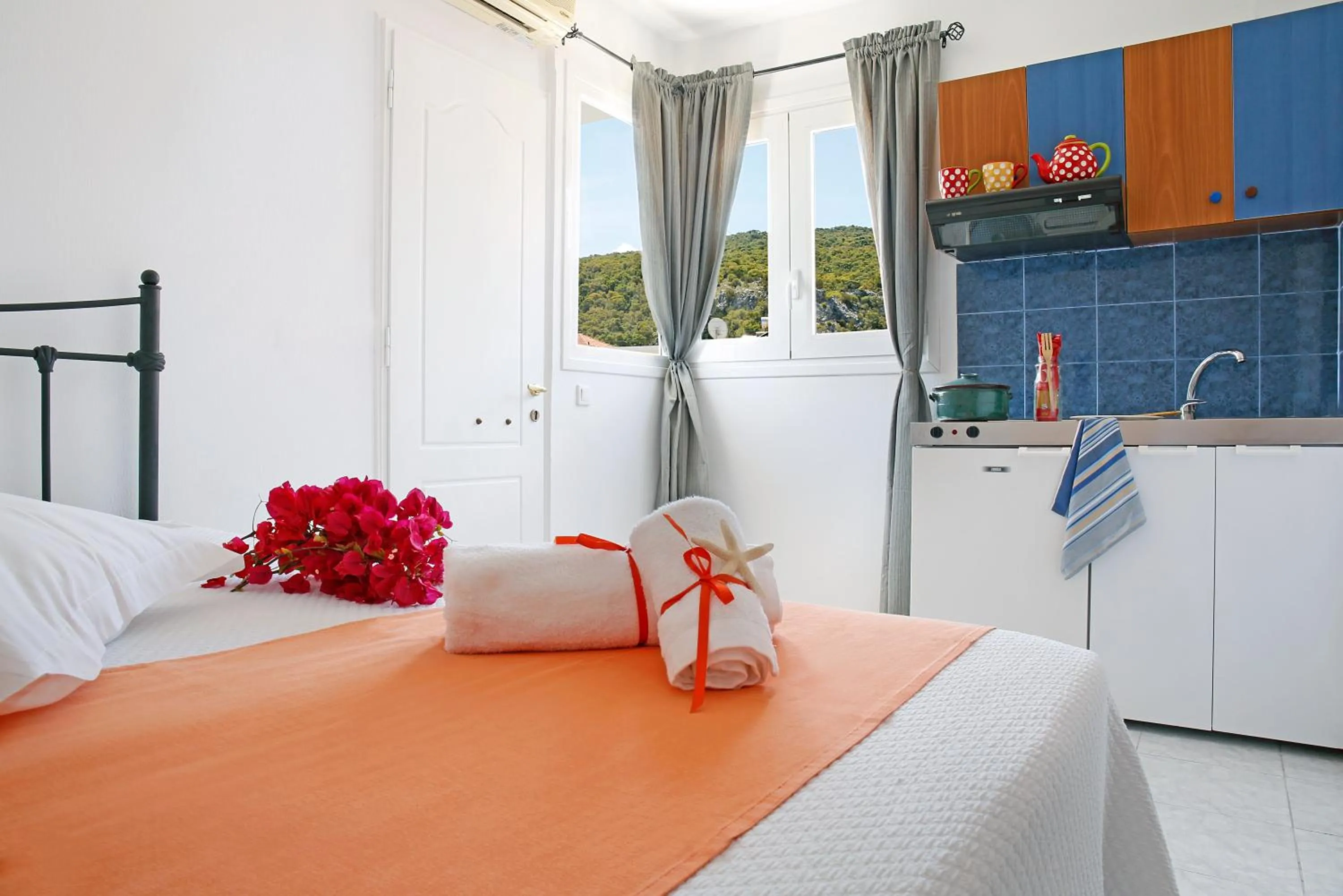 Kitchen or kitchenette, Bed in Agistri Apartments