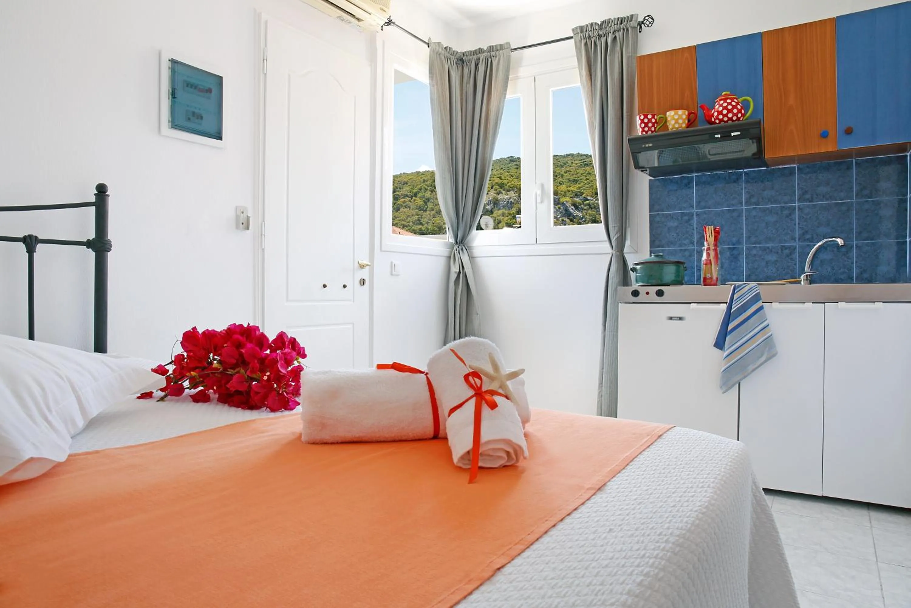 Mountain view, Bed in Agistri Apartments