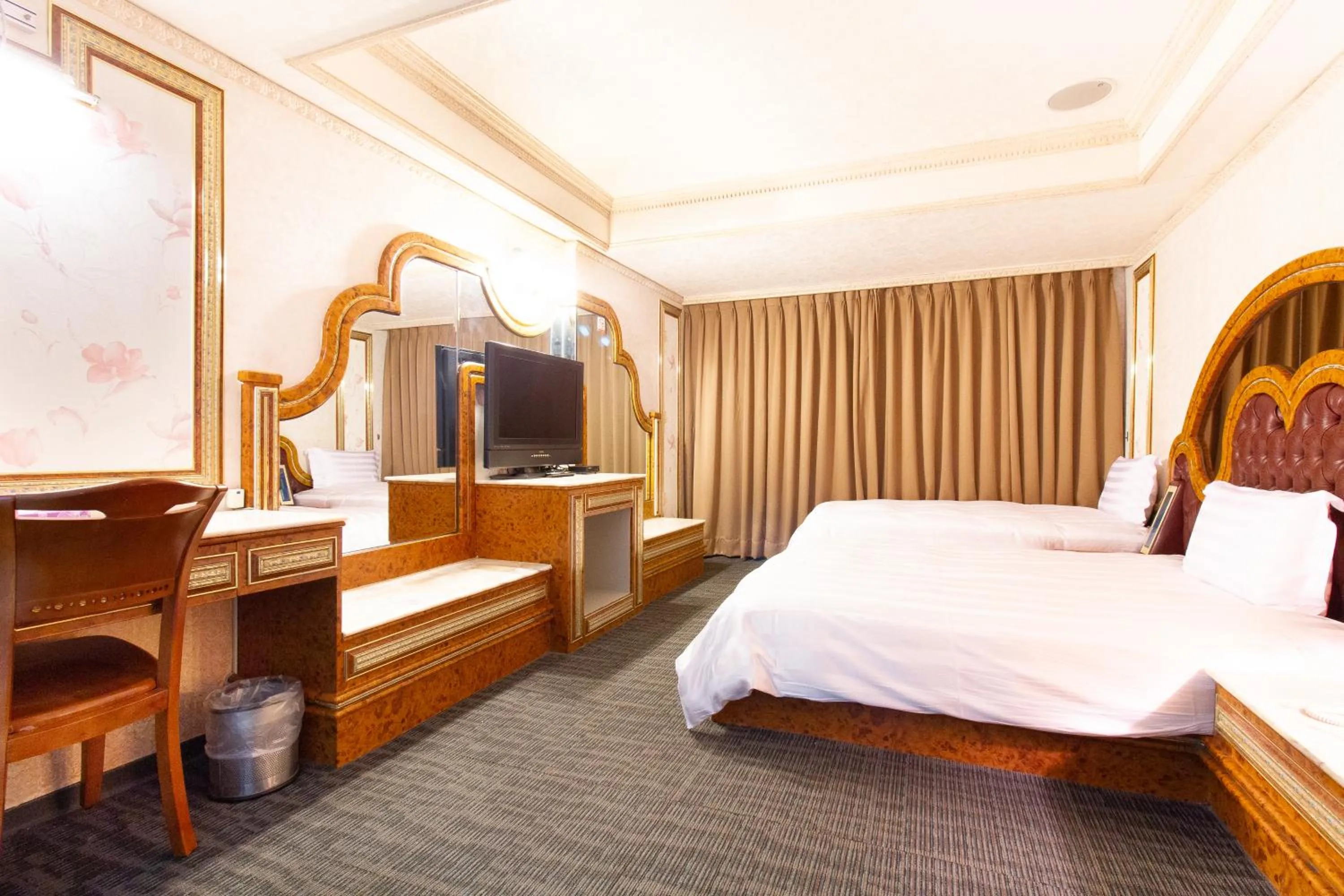 Photo of the whole room, Bed in Baron's Hot Spring Hotel