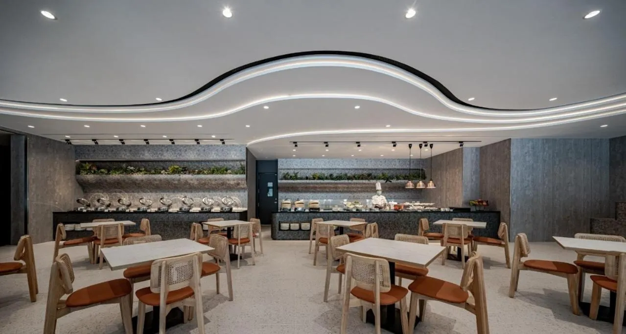 Restaurant/places to eat in Crownshine Resort