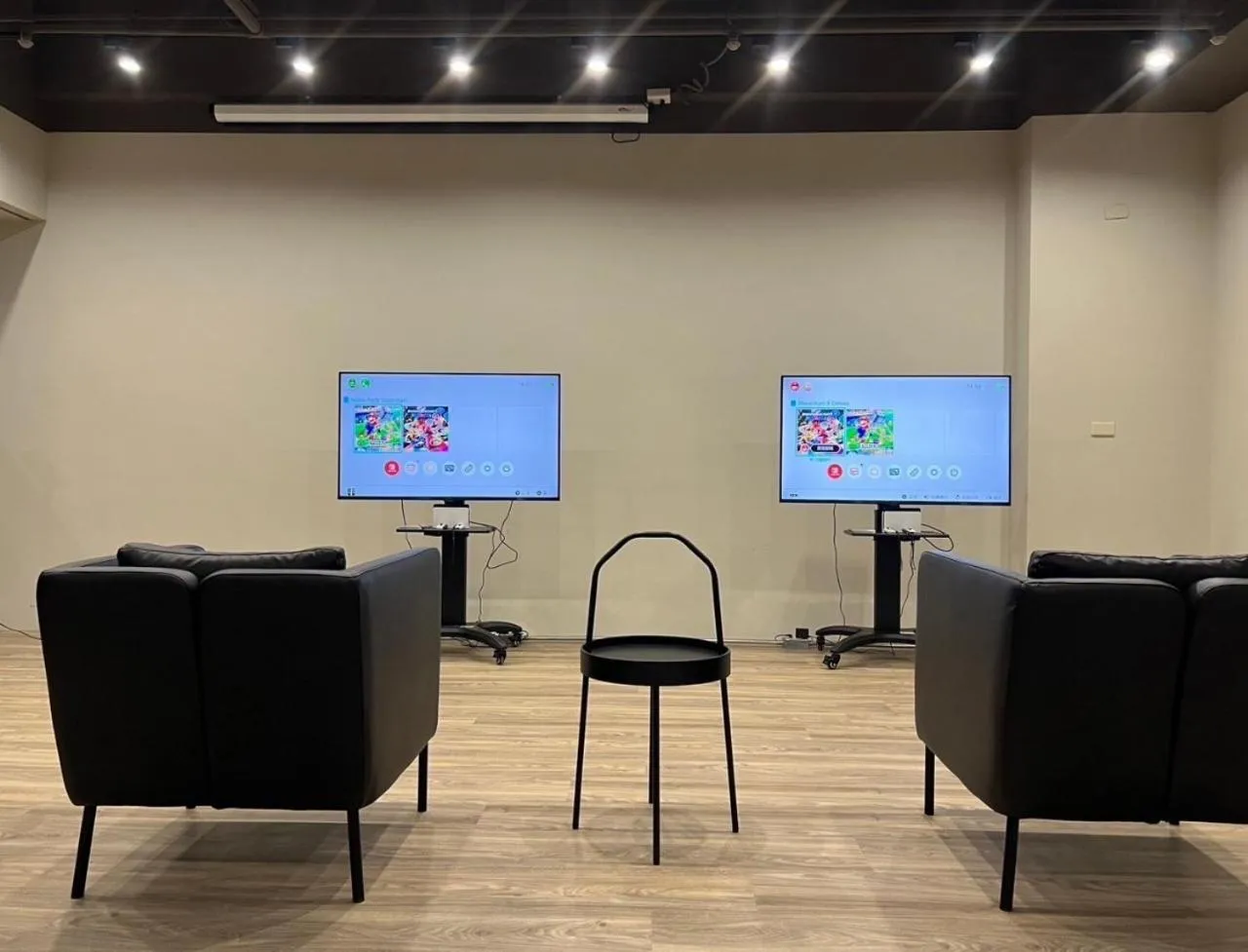 Evening entertainment in Crownshine Resort