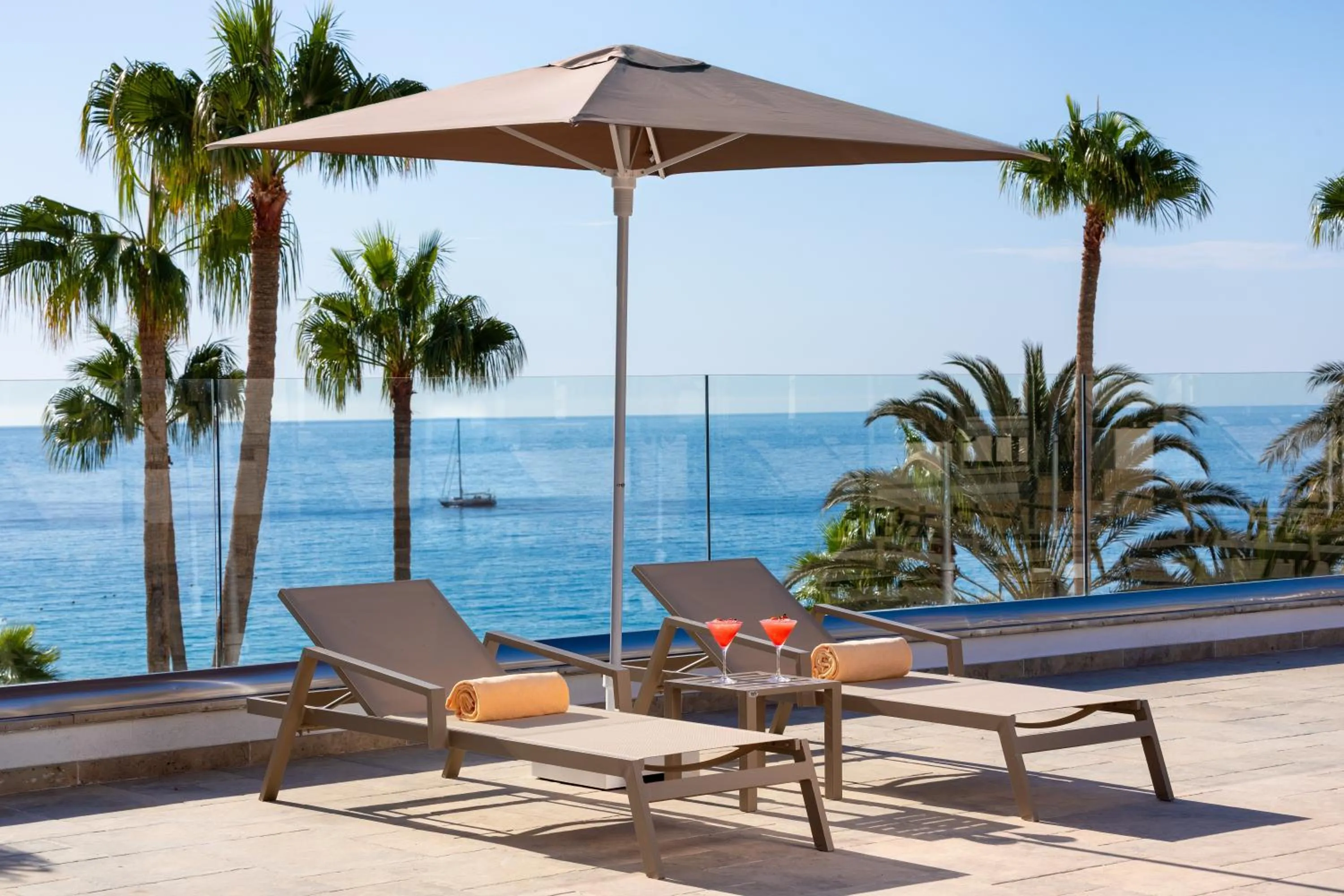 Swimming pool in Hotel Riu Palace Calypso - Adults Only