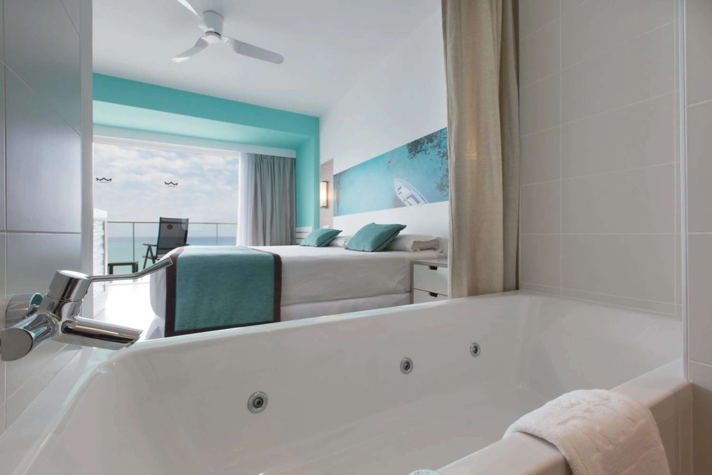 Bathroom, Bed in Hotel Riu San Francisco - Adults Only