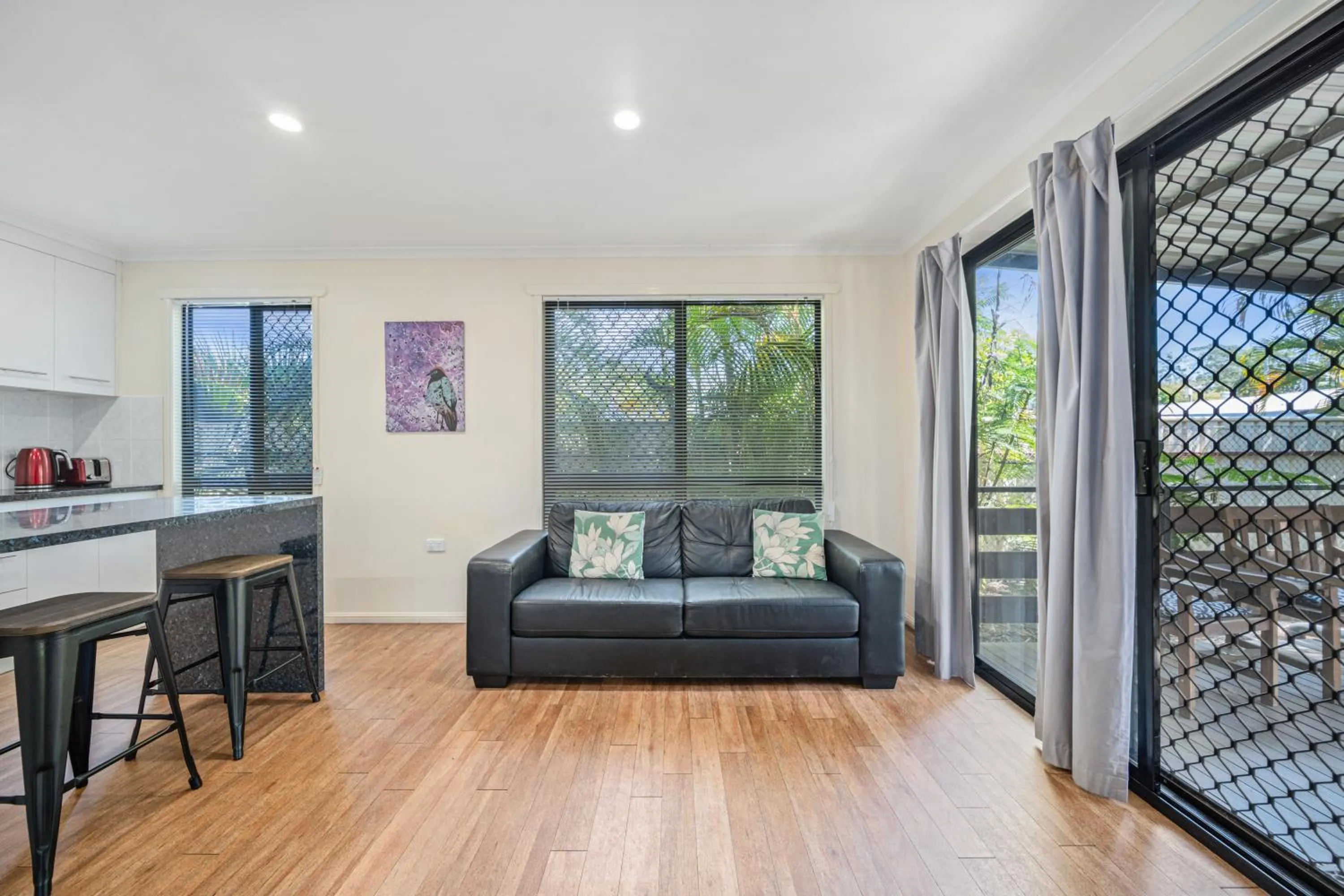 Communal lounge/ TV room in Emerald Motel Apartments