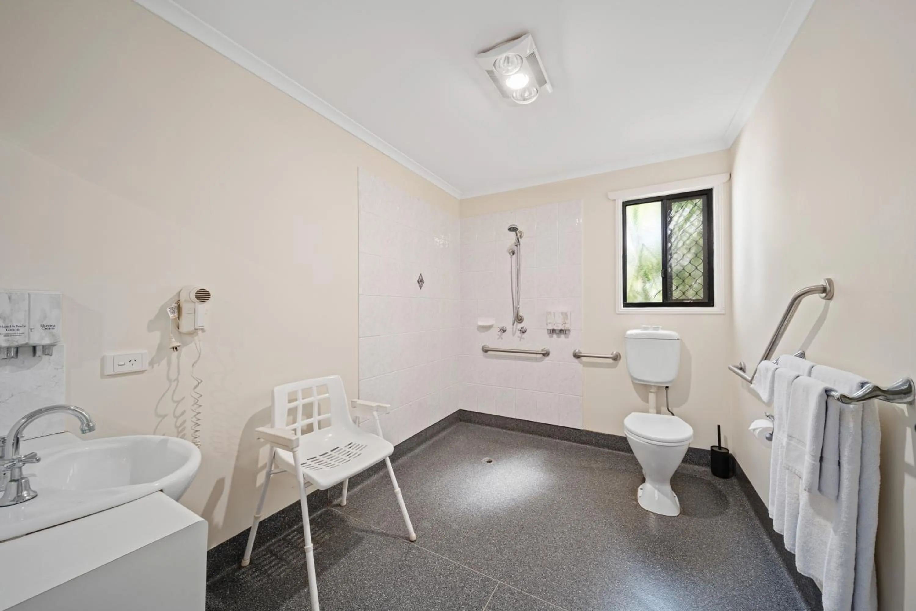 Bathroom in Emerald Motel Apartments