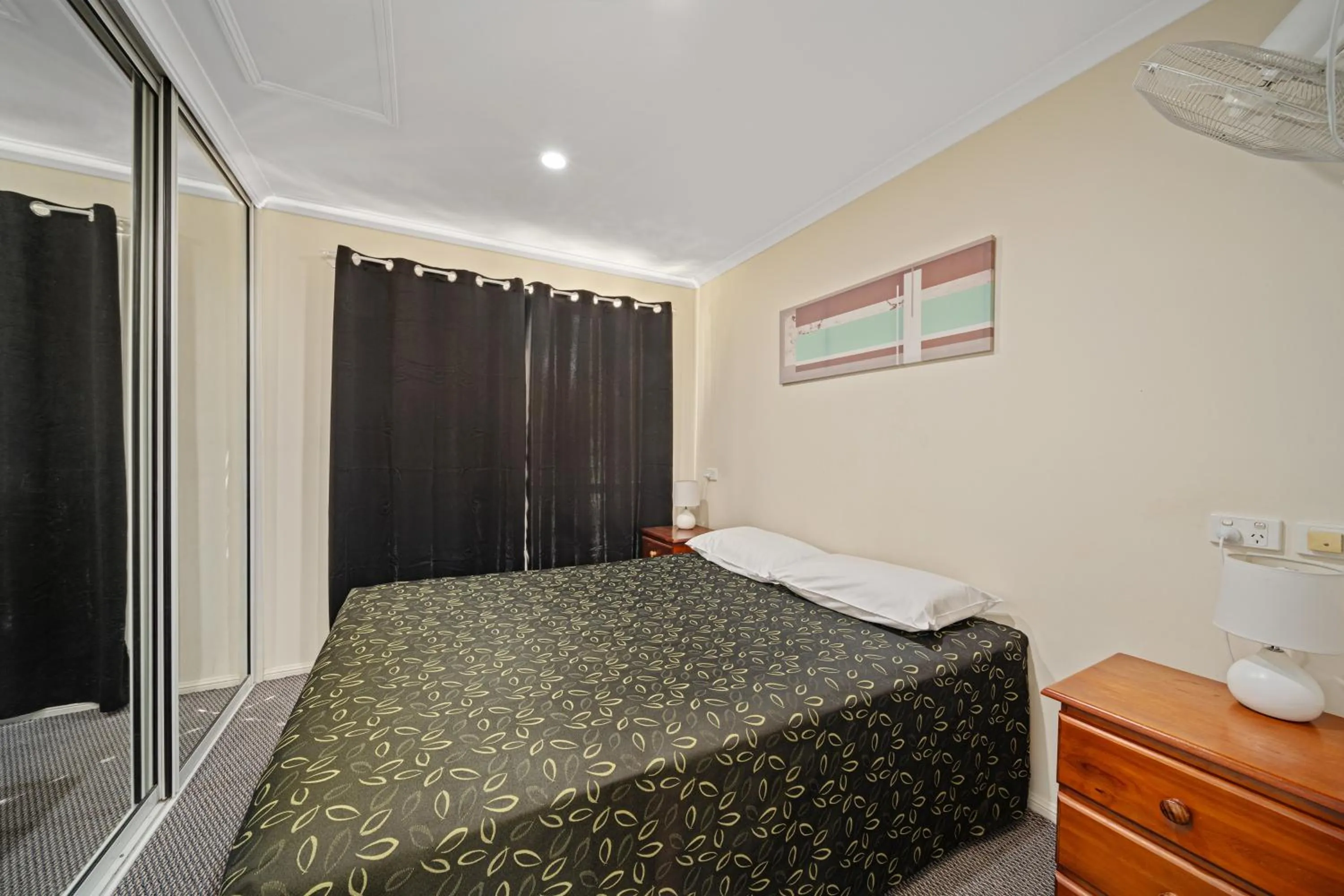 Bedroom, Bed in Emerald Motel Apartments