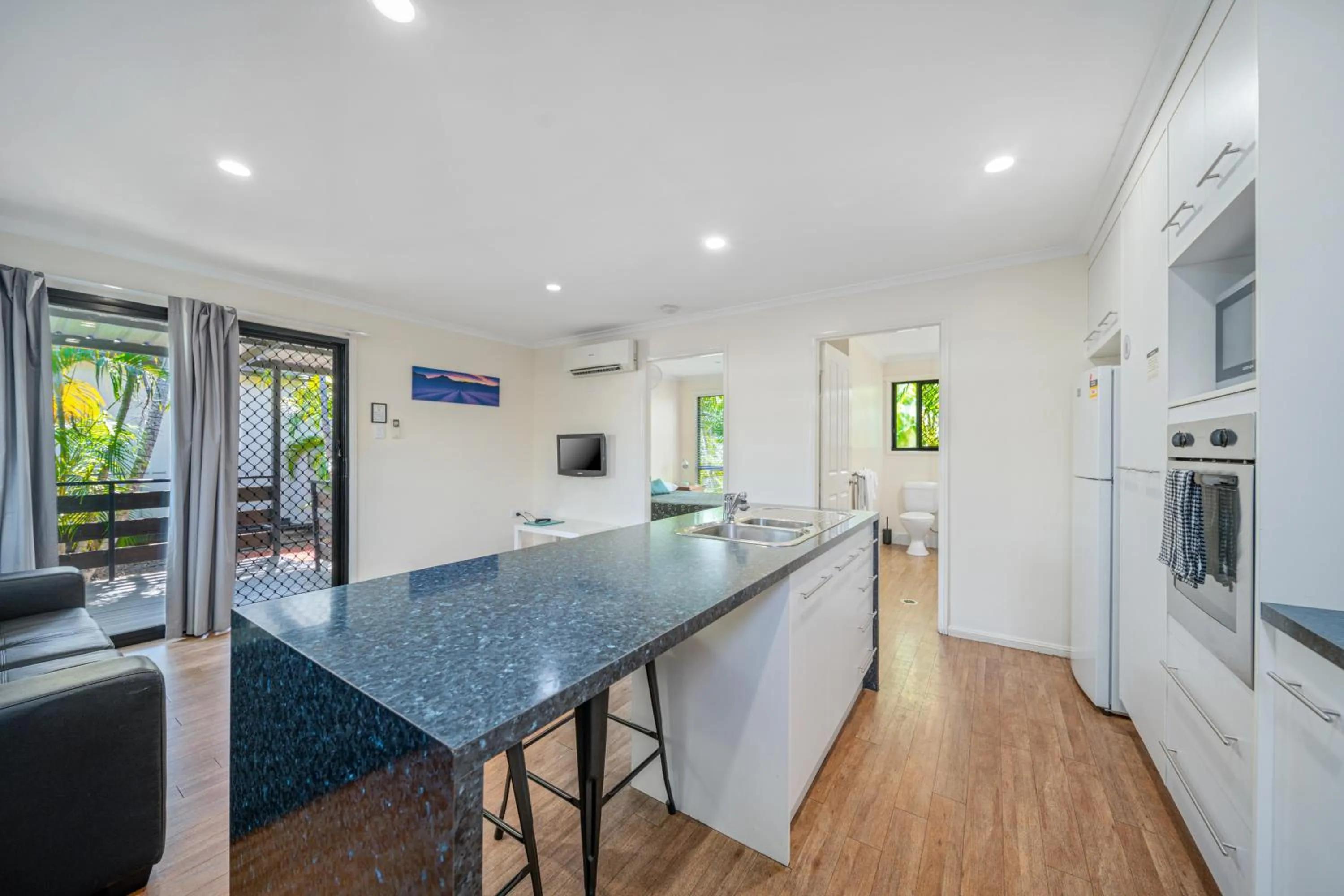 Shower in Emerald Motel Apartments