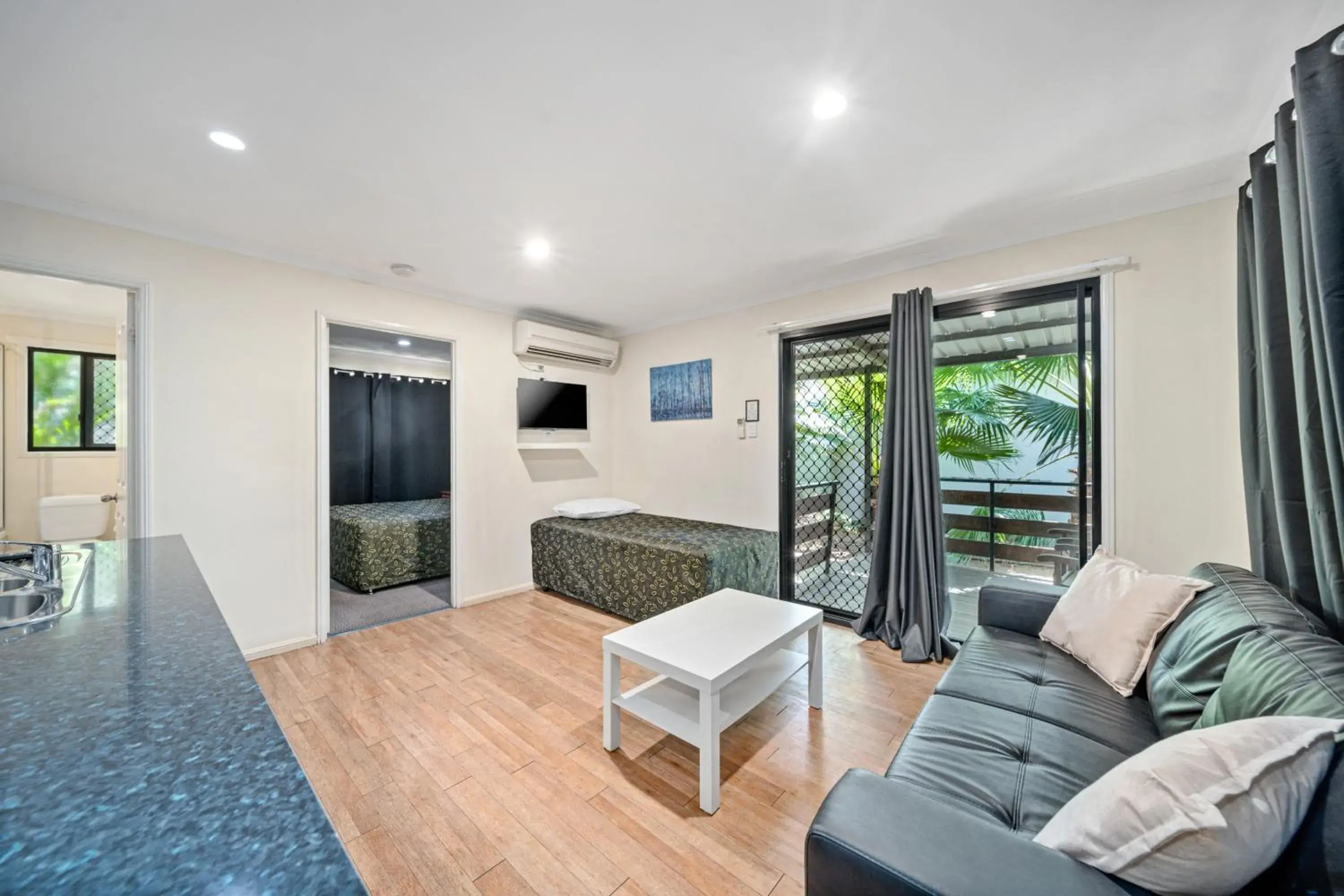 Executive Family 4 Spa Apartment in Emerald Motel Apartments Executive Family 4 Spa Apartment in Emerald Motel Apartments