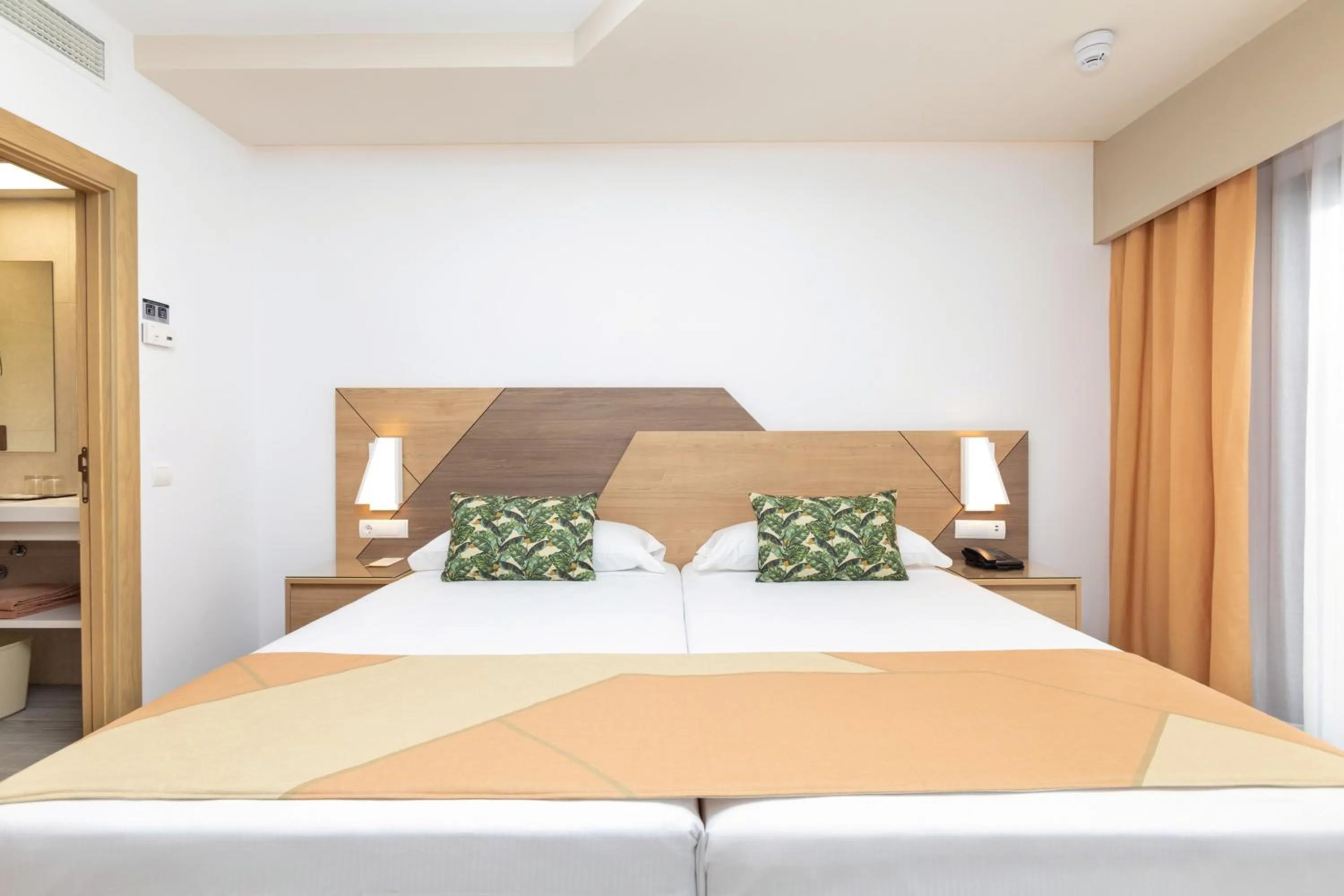 Bed in Hotel Riu Buenavista - All Inclusive