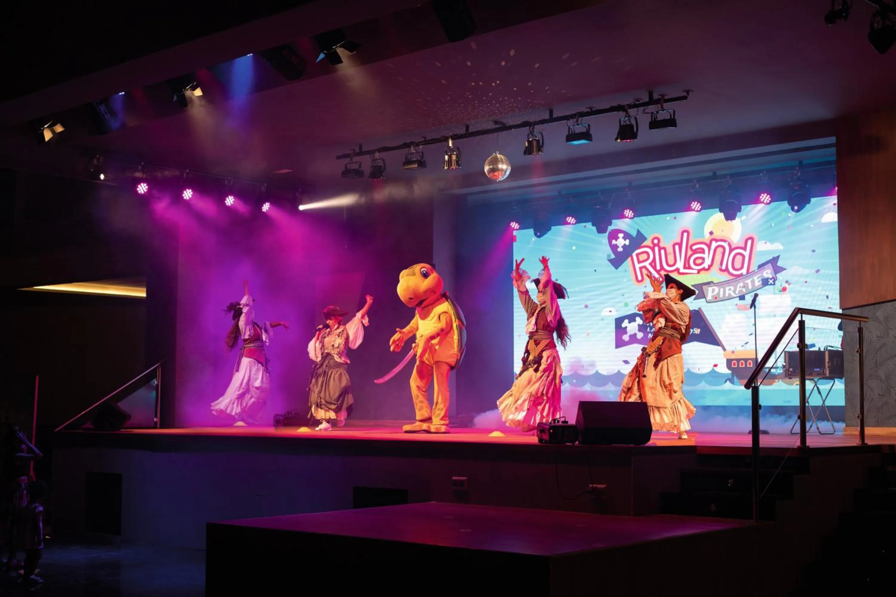 Evening entertainment in Hotel Riu Buenavista - All Inclusive