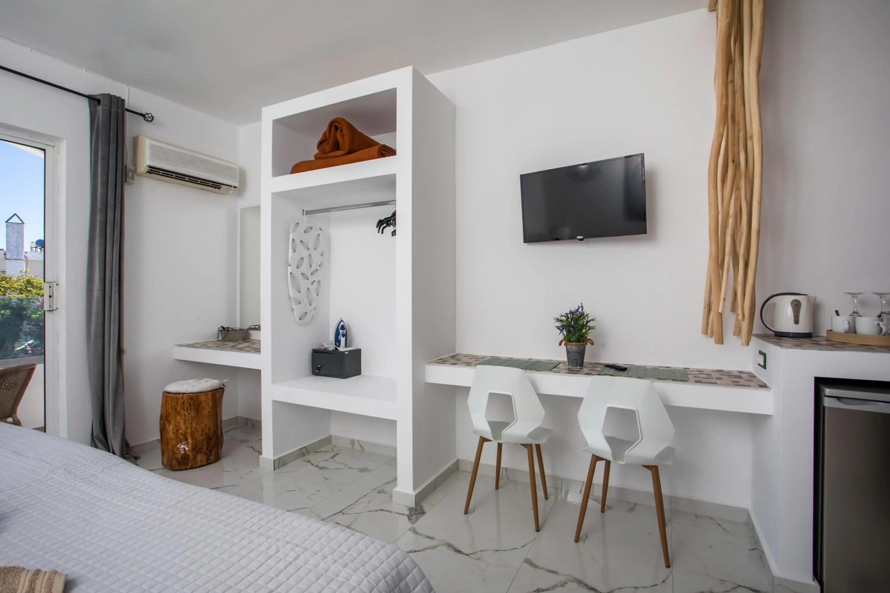 Bed in Lisabeth Apartments