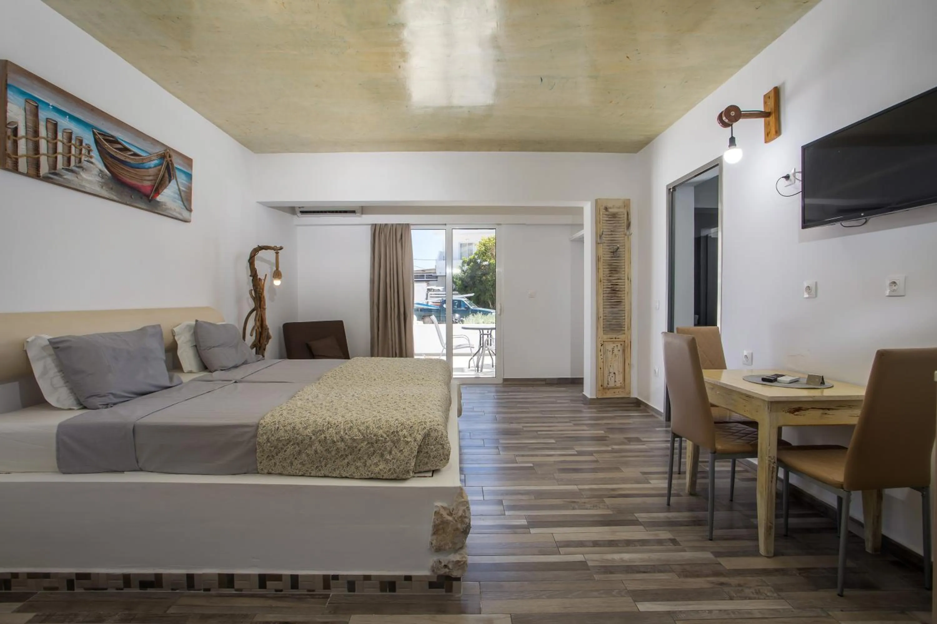 Bed in Lisabeth Apartments