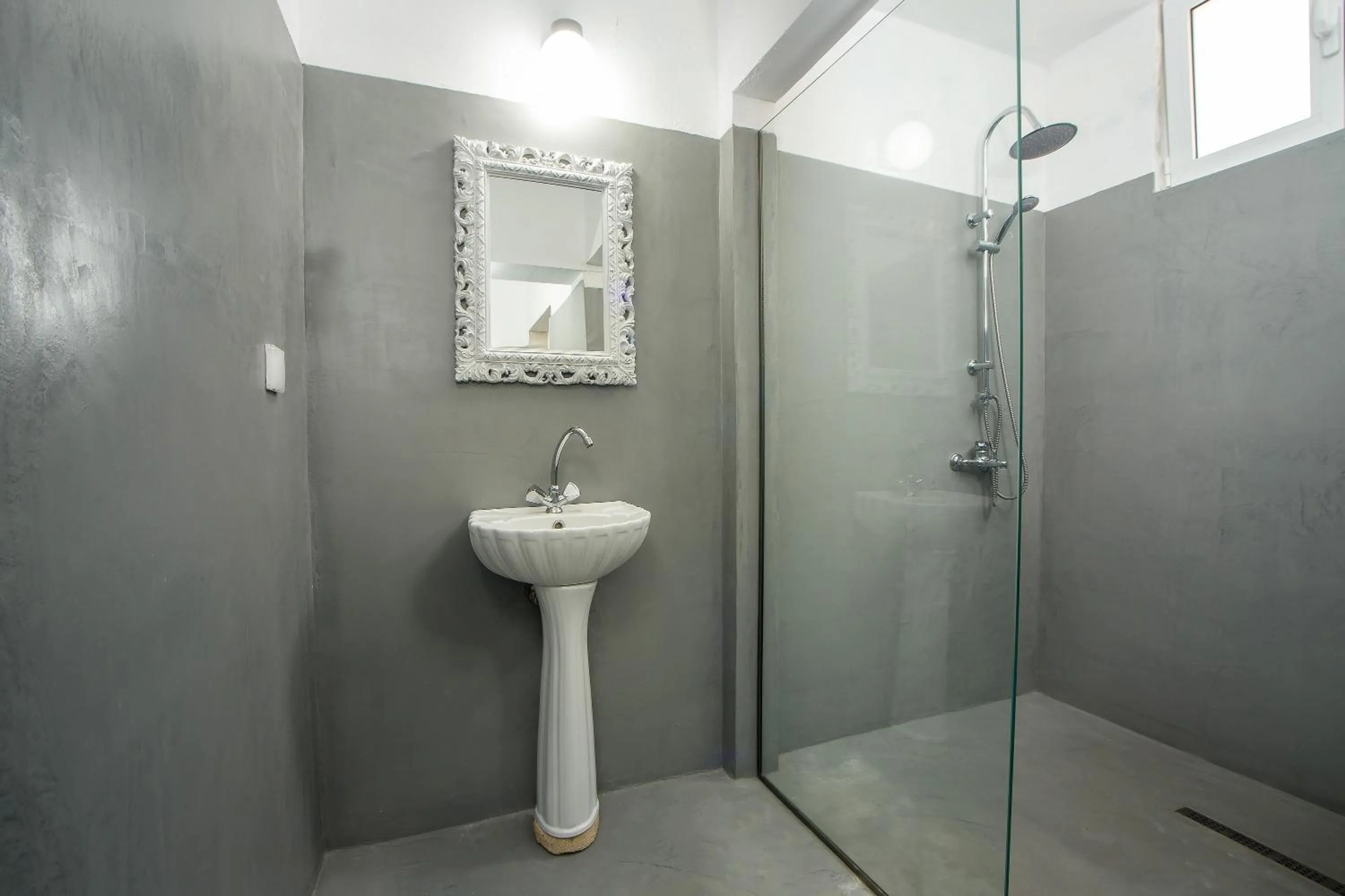 Shower in Lisabeth Apartments