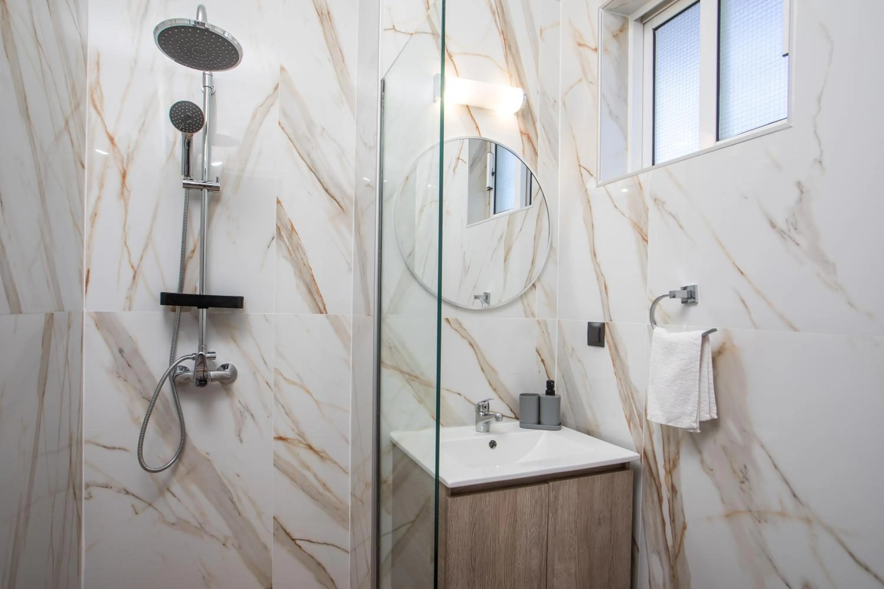 Shower in Lisabeth Apartments