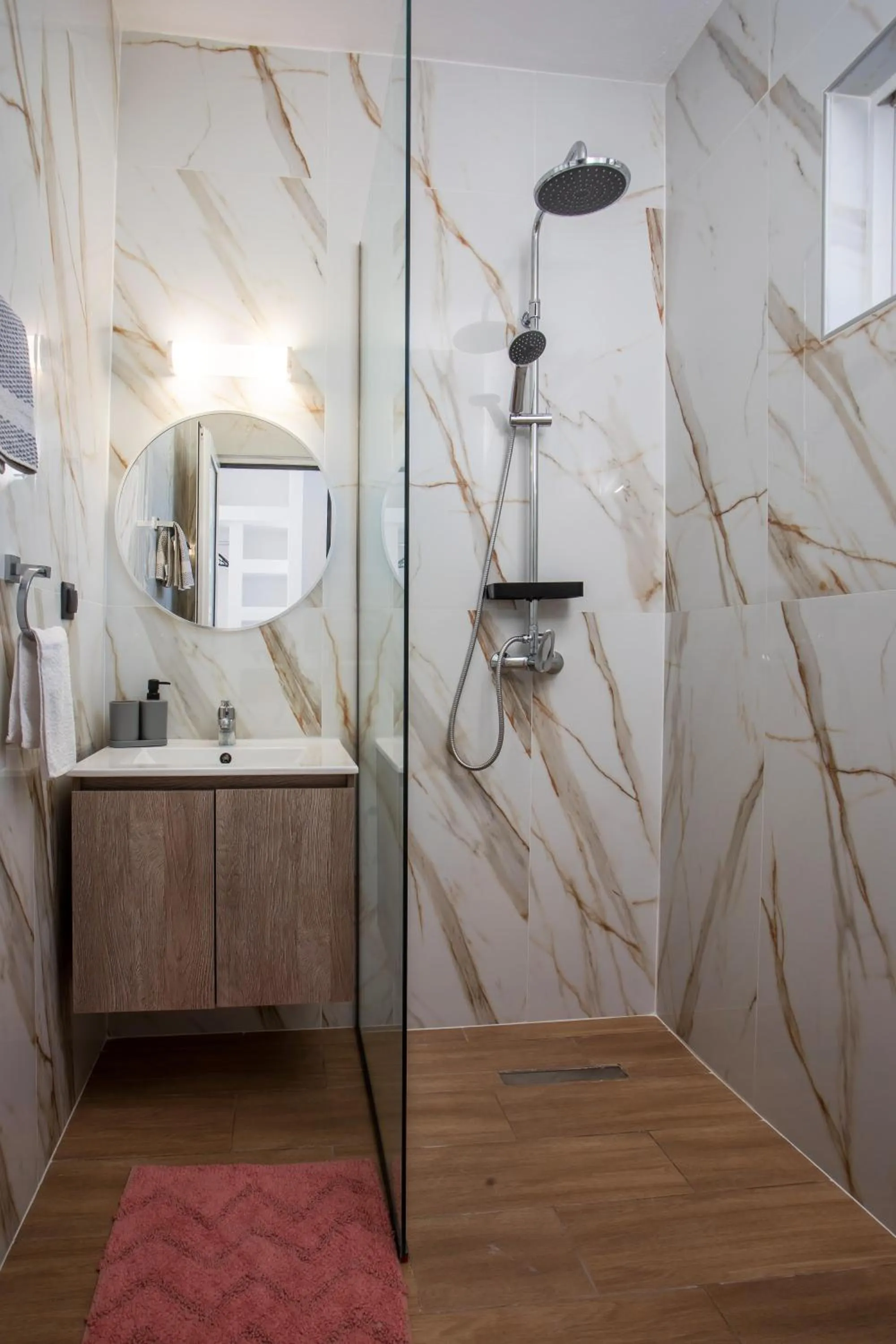 Shower in Lisabeth Apartments