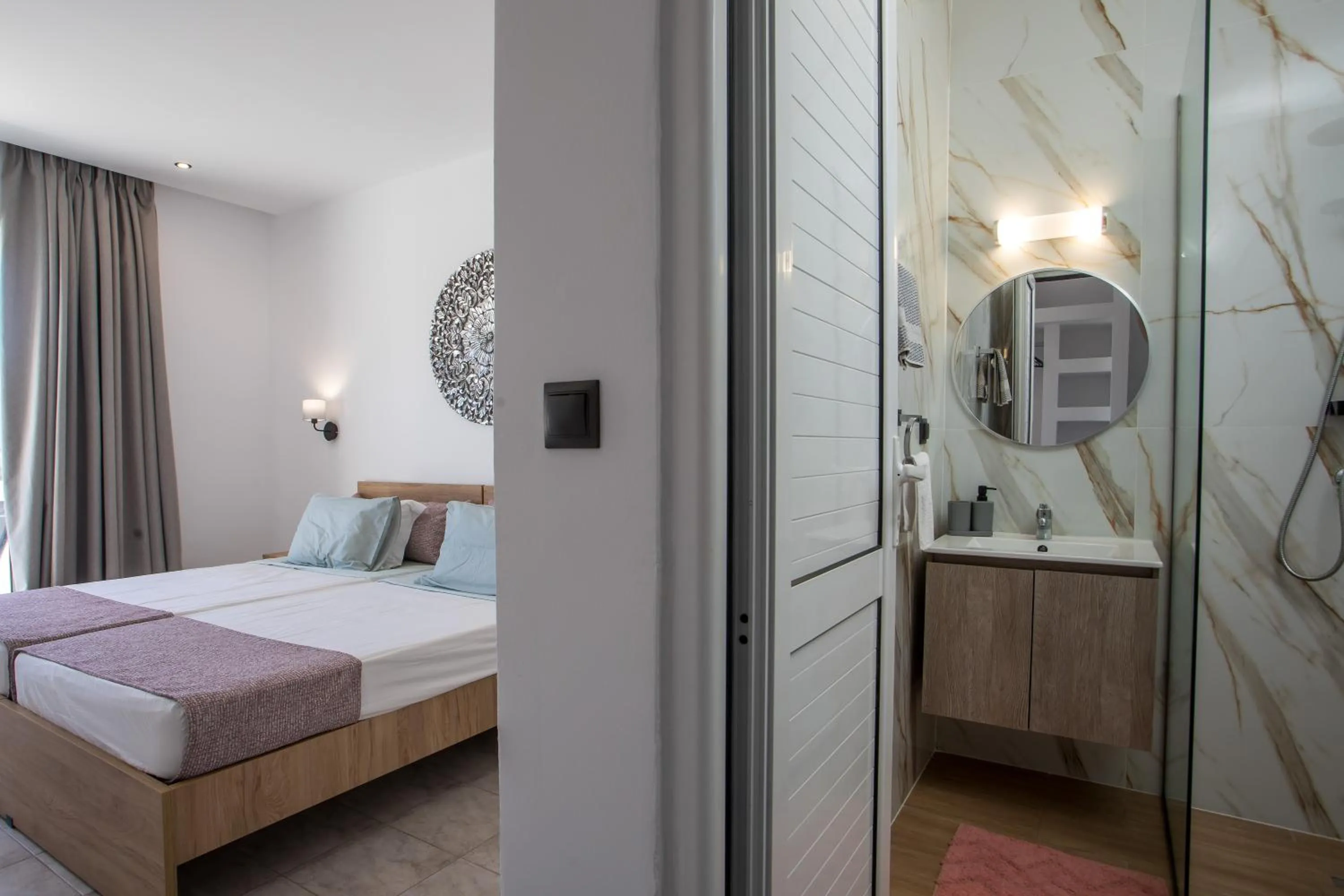 Shower, Bed in Lisabeth Apartments