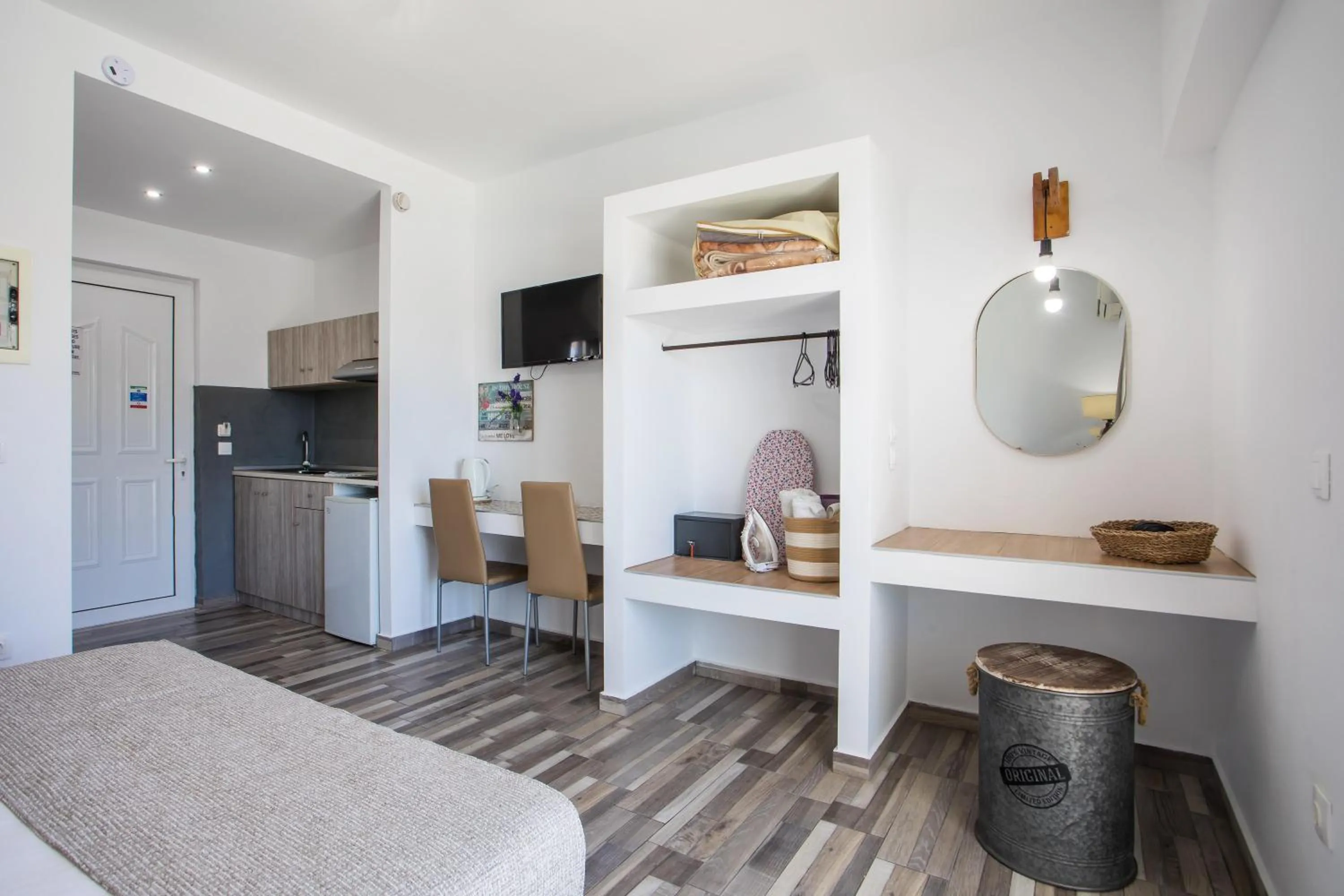 wardrobe in Lisabeth Apartments