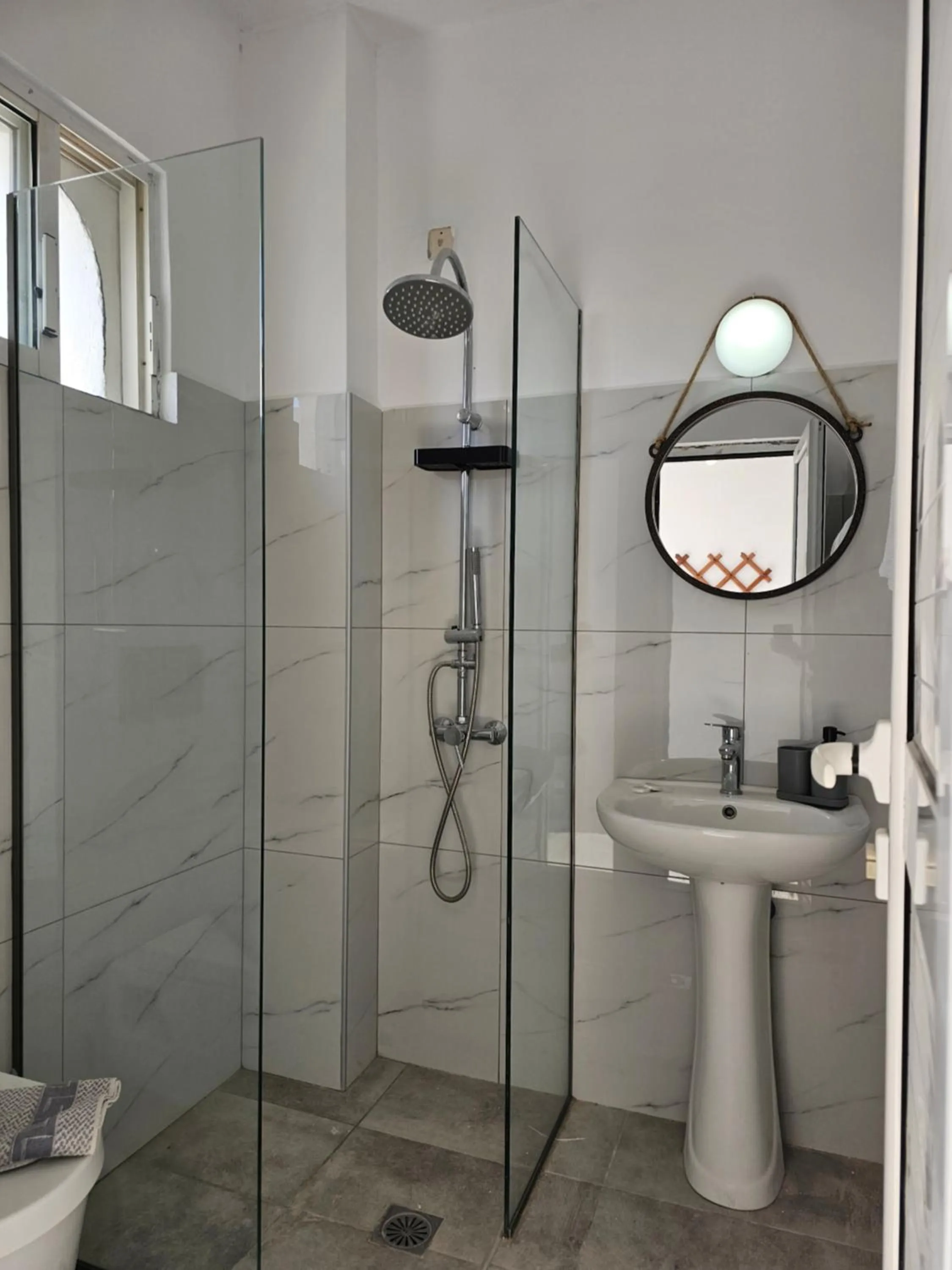 Shower in Lisabeth Apartments