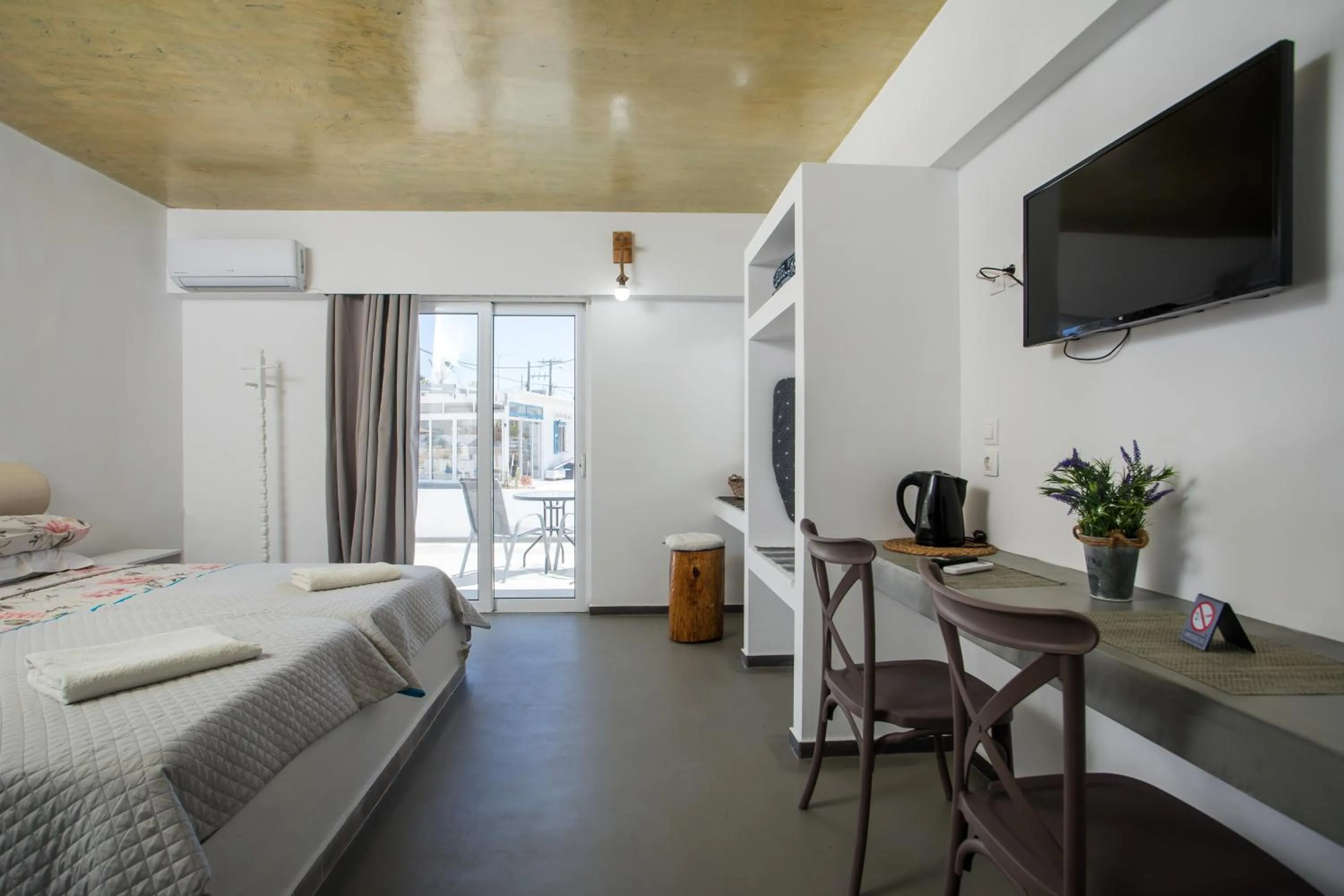 Bed in Lisabeth Apartments