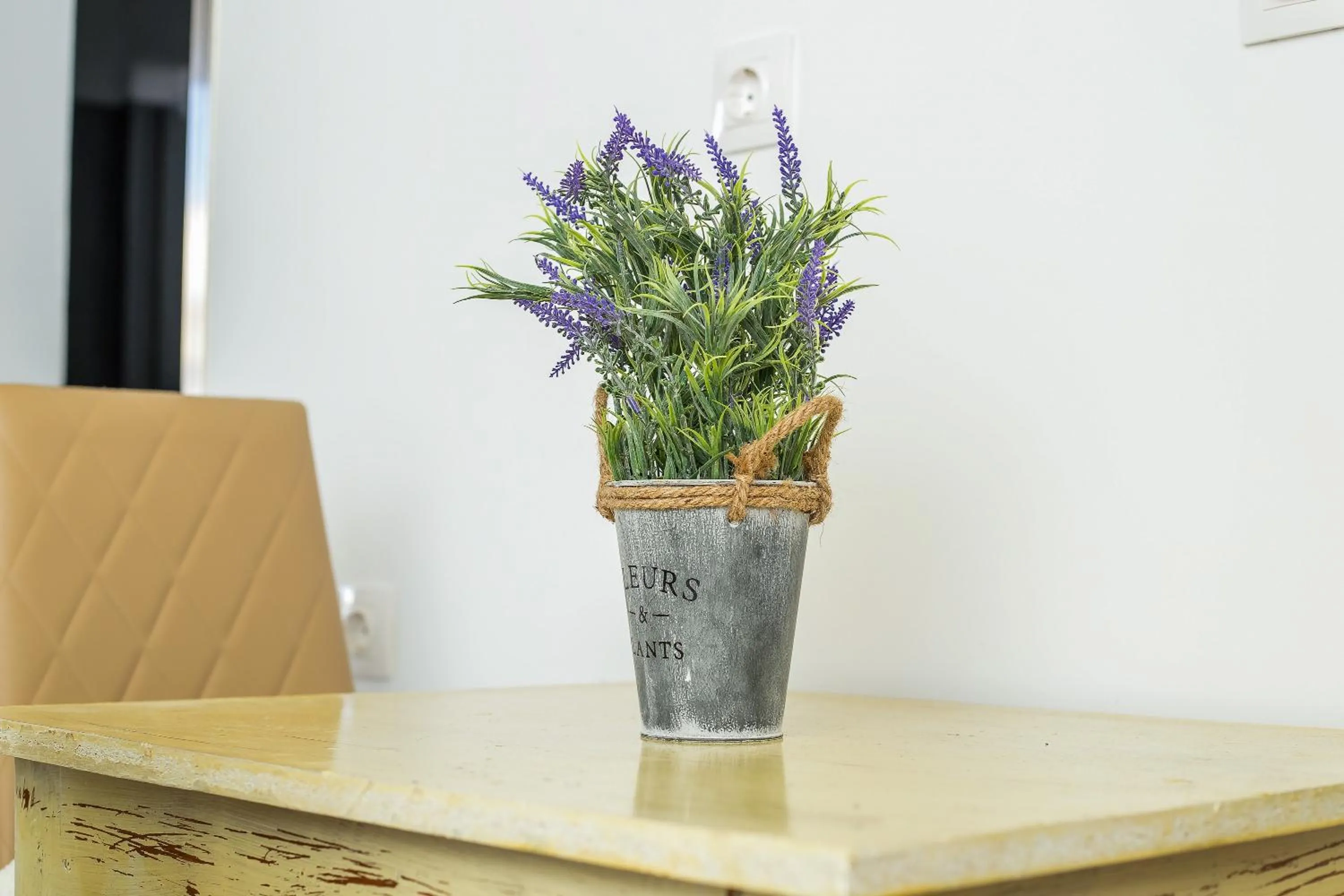 Decorative detail in Lisabeth Apartments