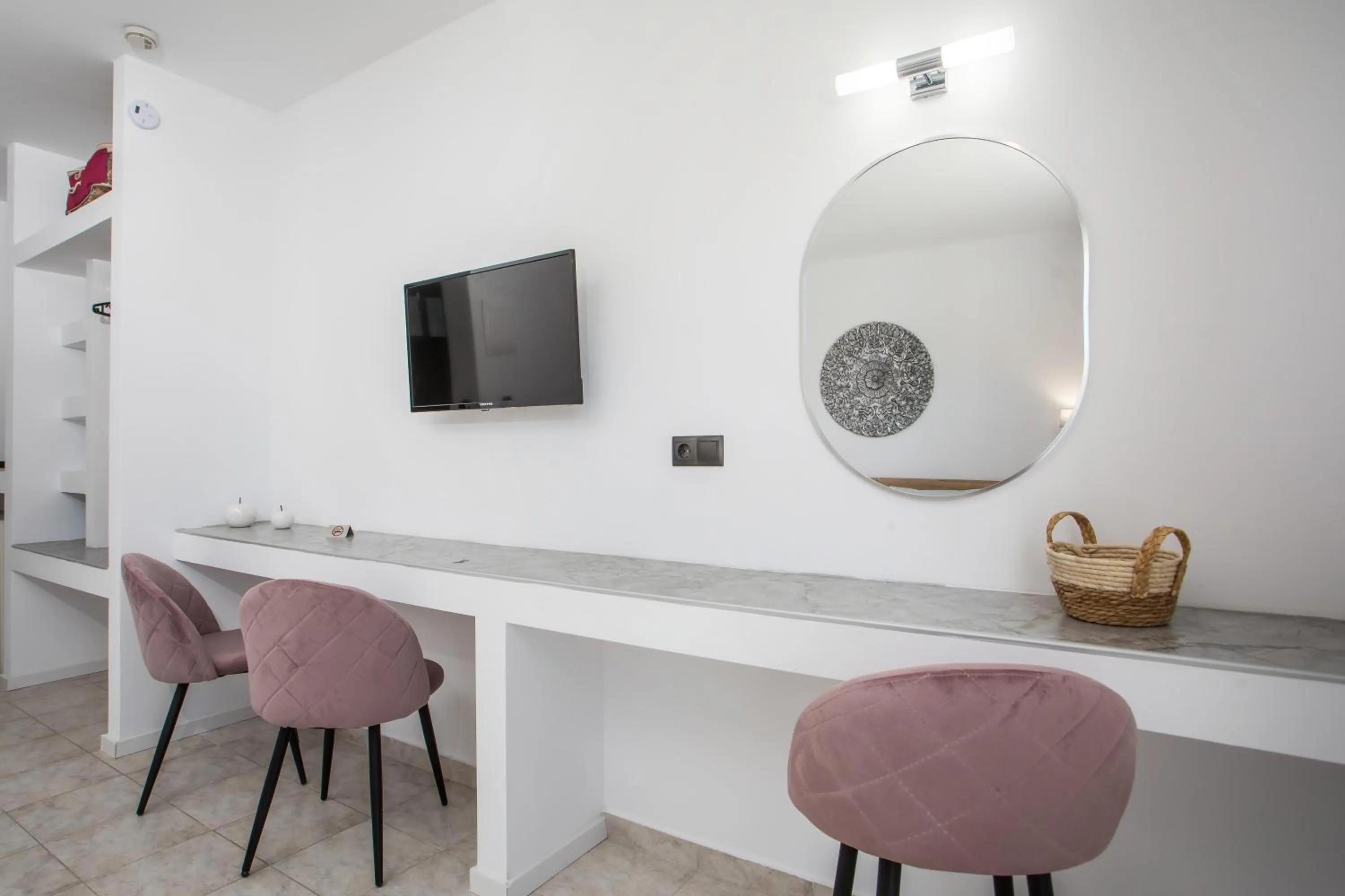 TV and multimedia in Lisabeth Apartments