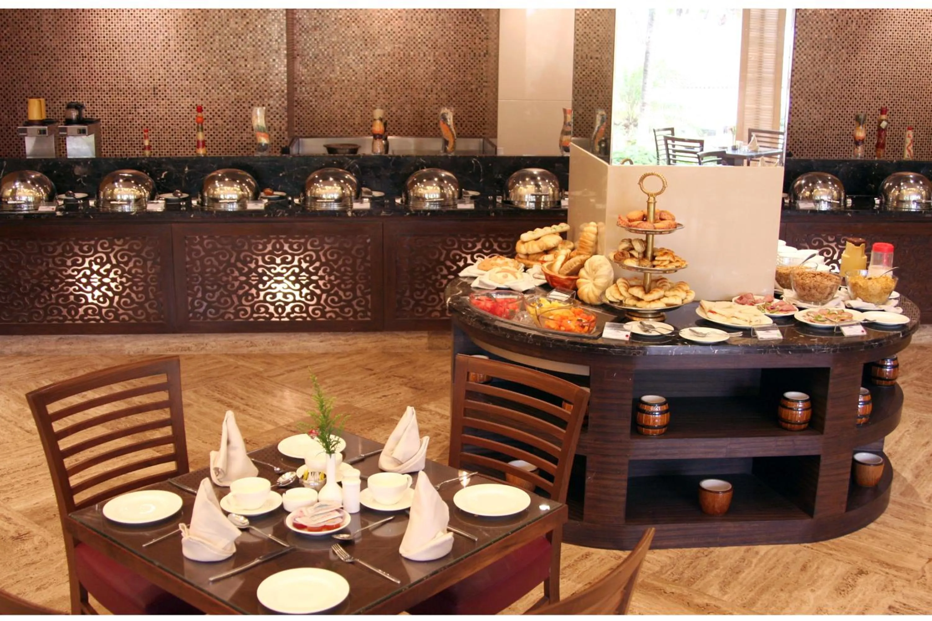 Restaurant/places to eat in The Retreat Hotel & Convention Centre