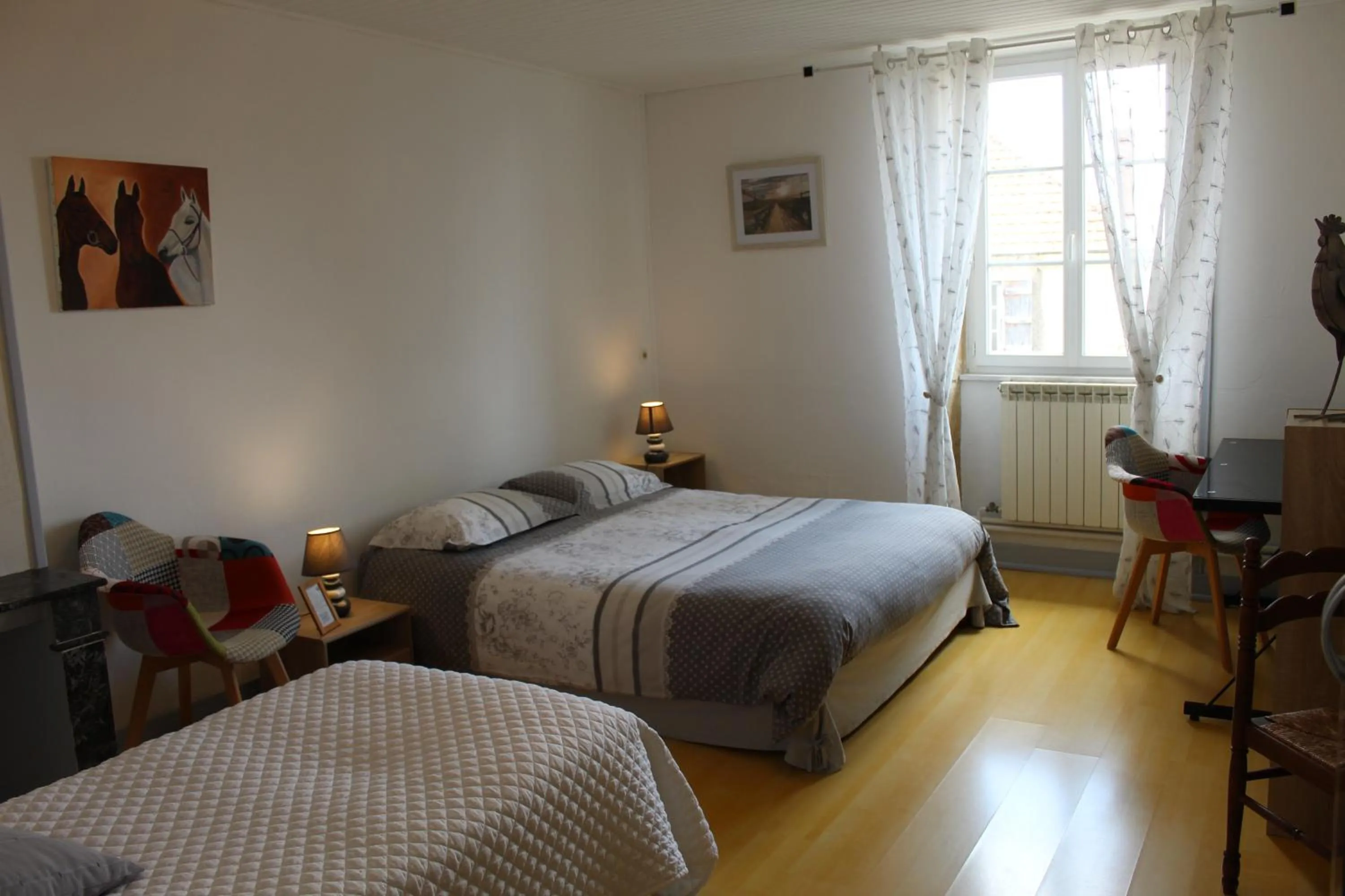 Photo of the whole room, Bed in COMME UN COQ EN PÂTE