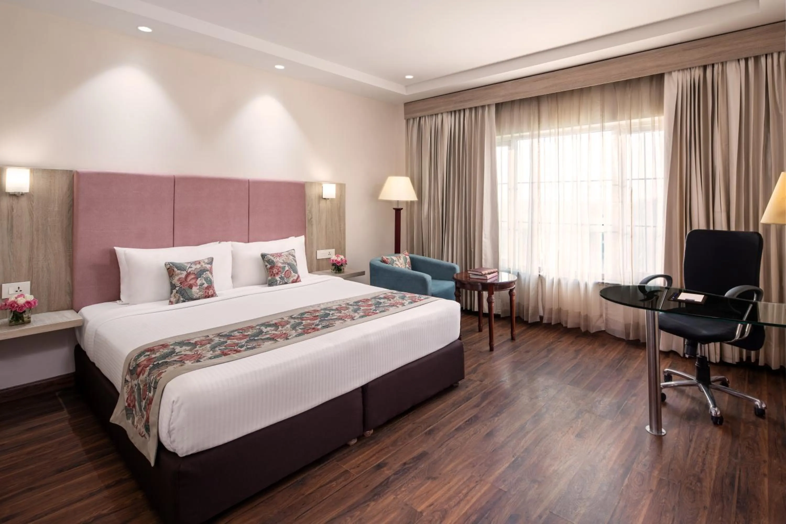 Bedroom, Bed in Nidhivan Sarovar Portico Vrindavan