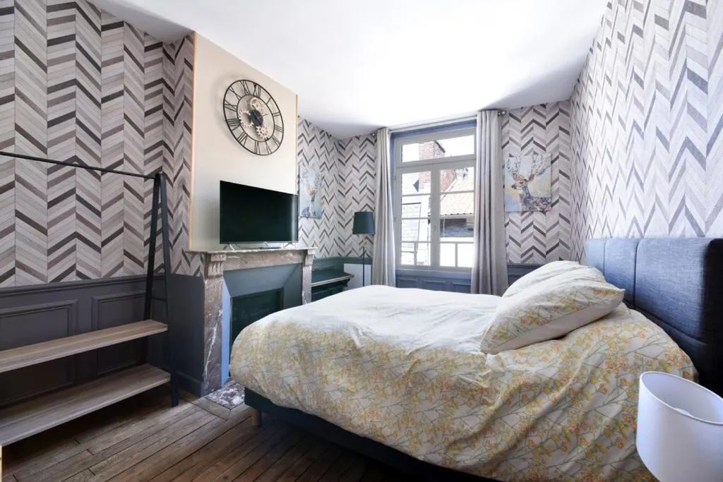 Bedroom, Bed in La cour des grands