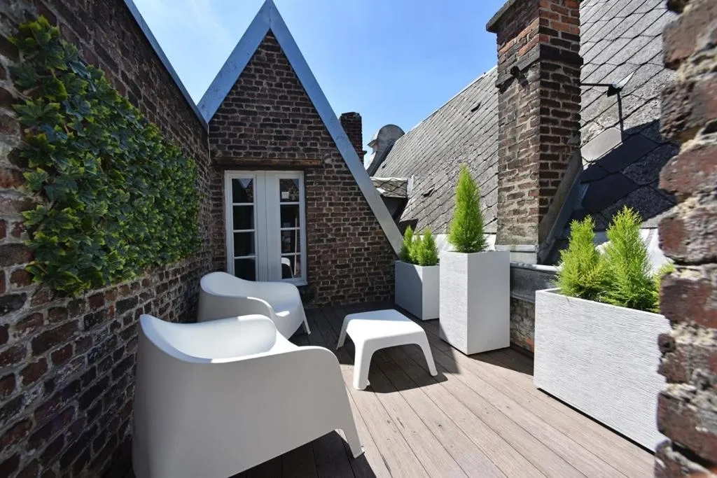 Balcony/Terrace in La cour des grands