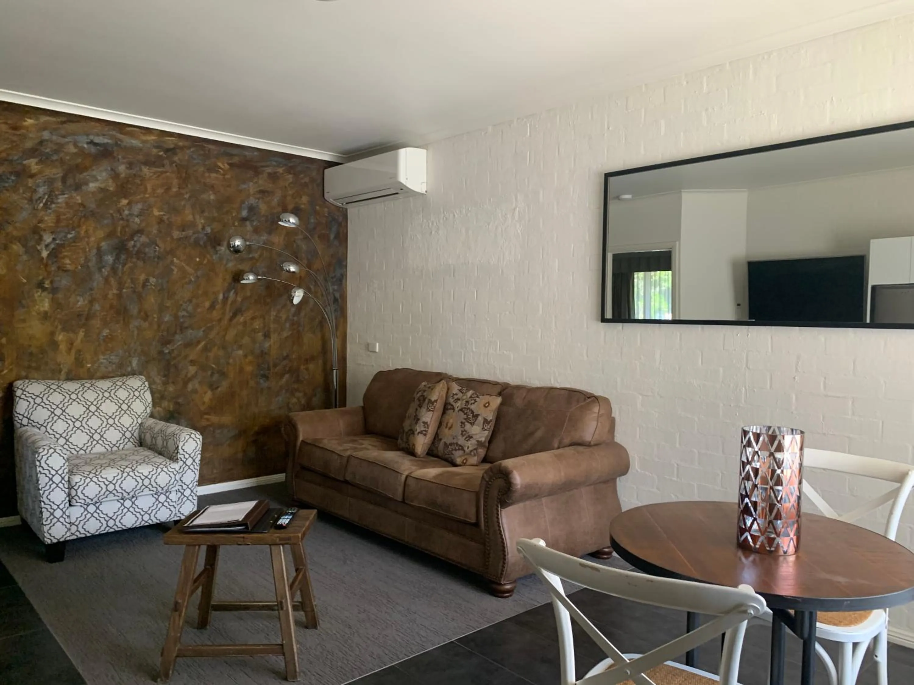 Living room in Blazing Stump Motel & Suites