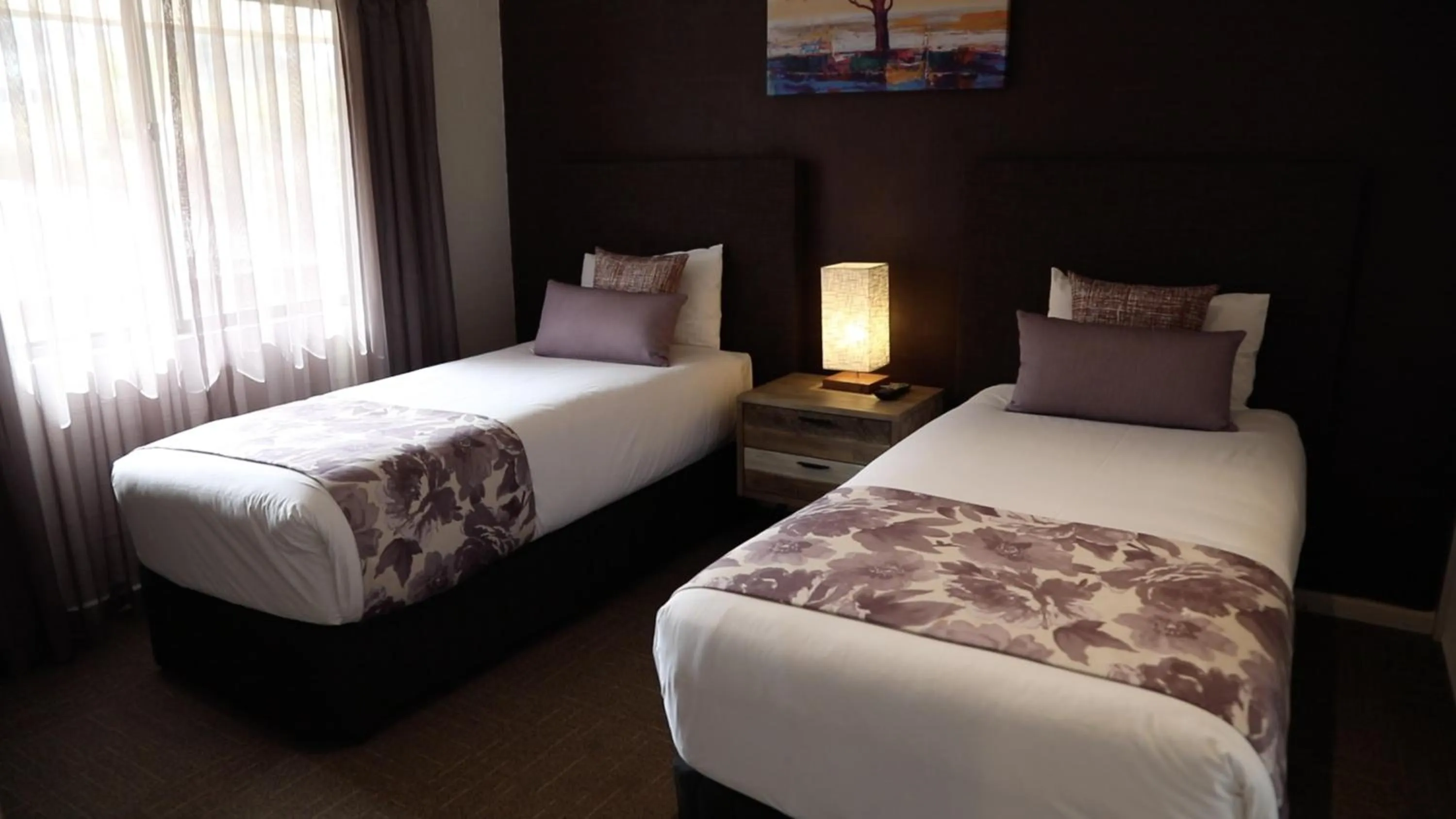 Bedroom, Bed in Blazing Stump Motel & Suites