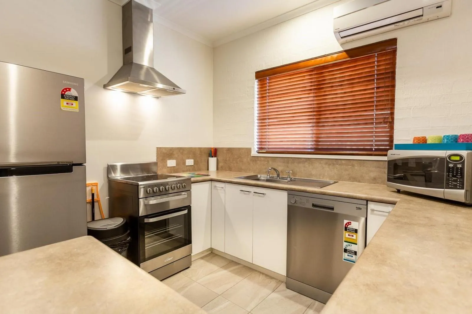 Kitchen or kitchenette in Blazing Stump Motel & Suites