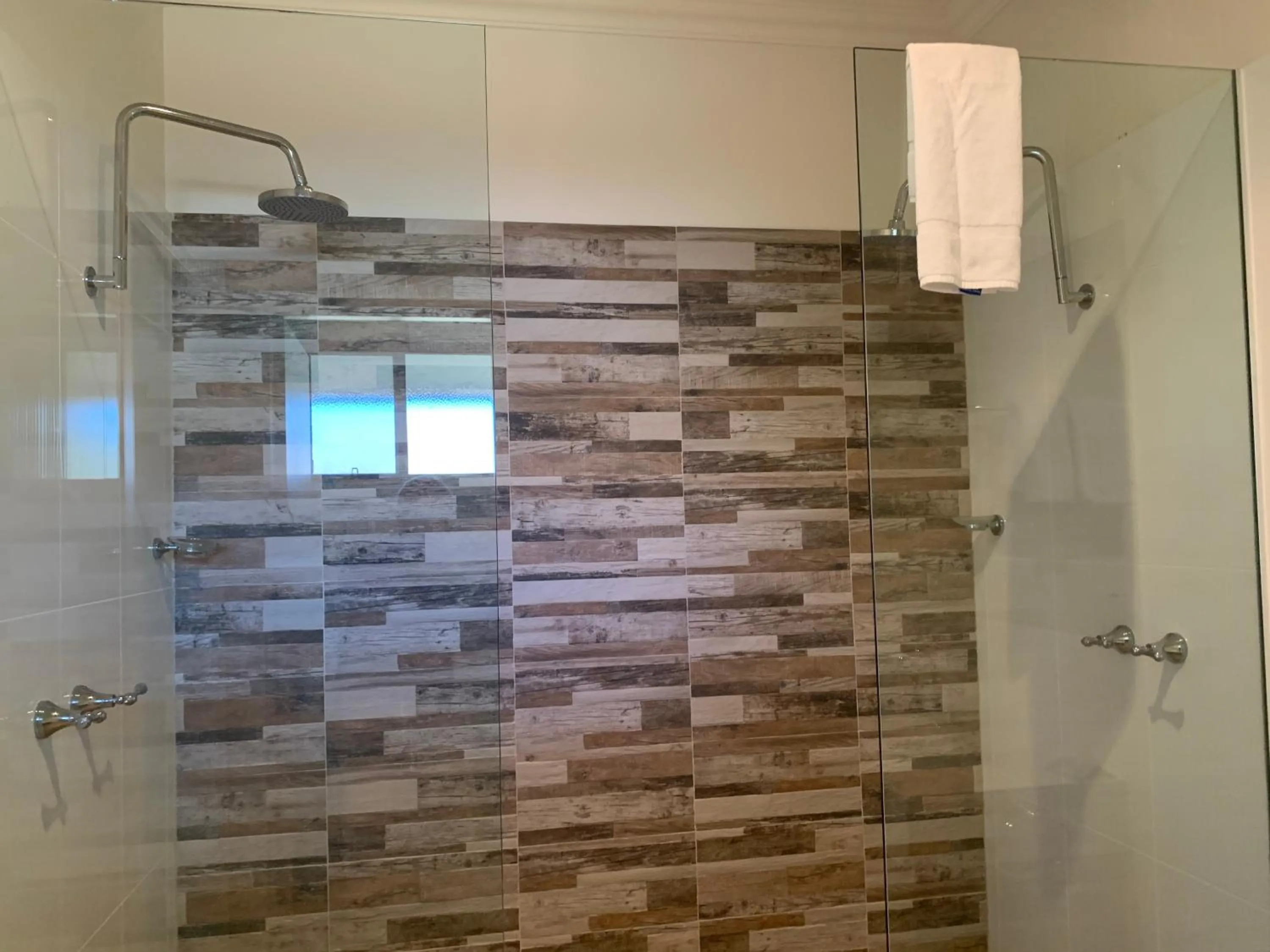 Shower in Blazing Stump Motel & Suites