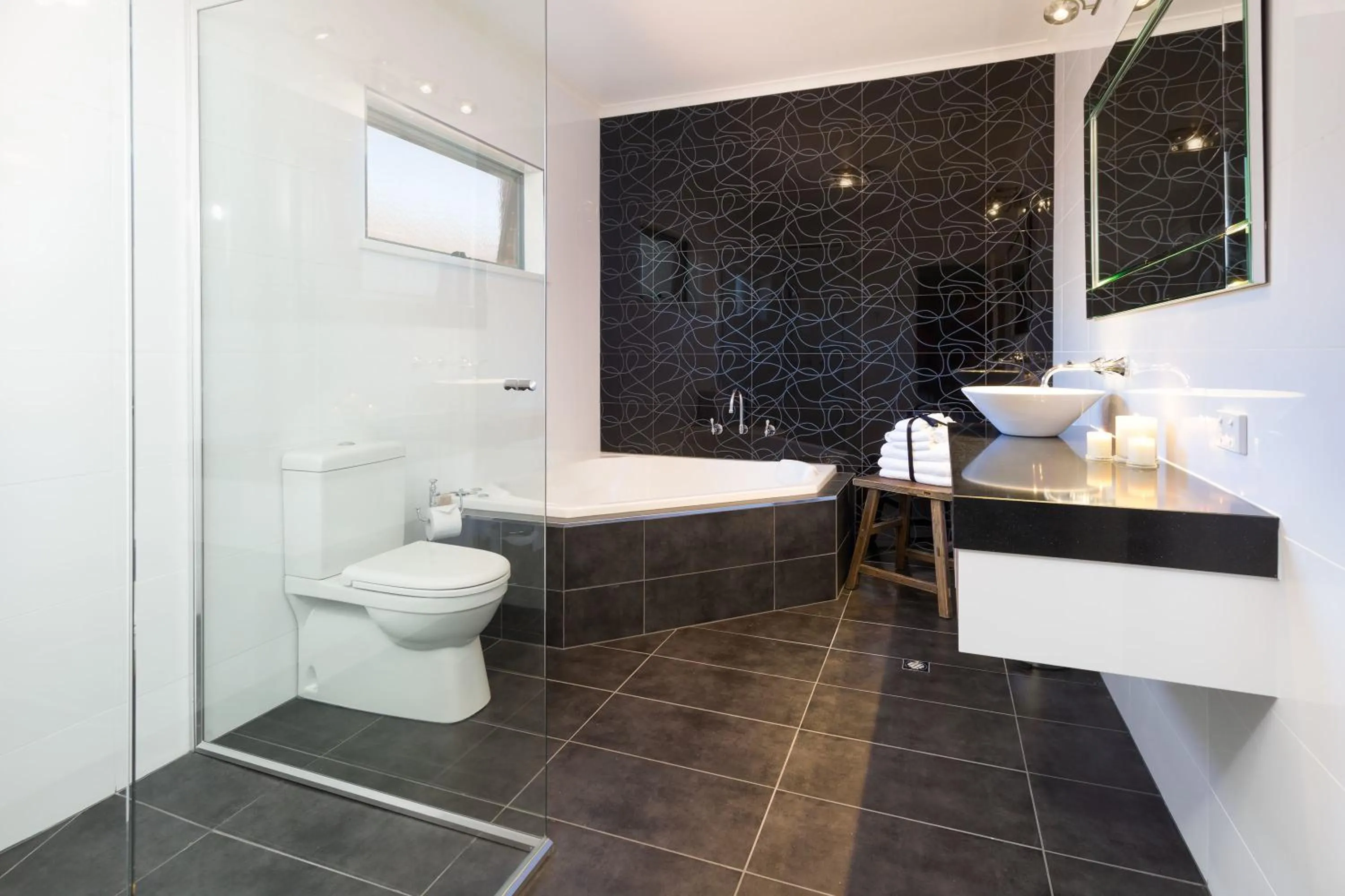 Toilet in Blazing Stump Motel & Suites