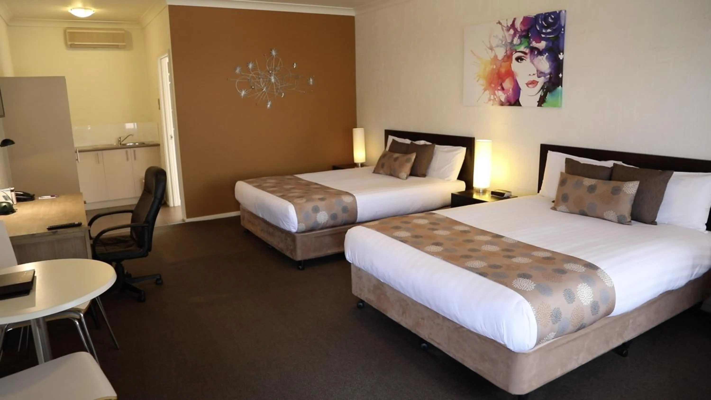 Bedroom, Bed in Blazing Stump Motel & Suites