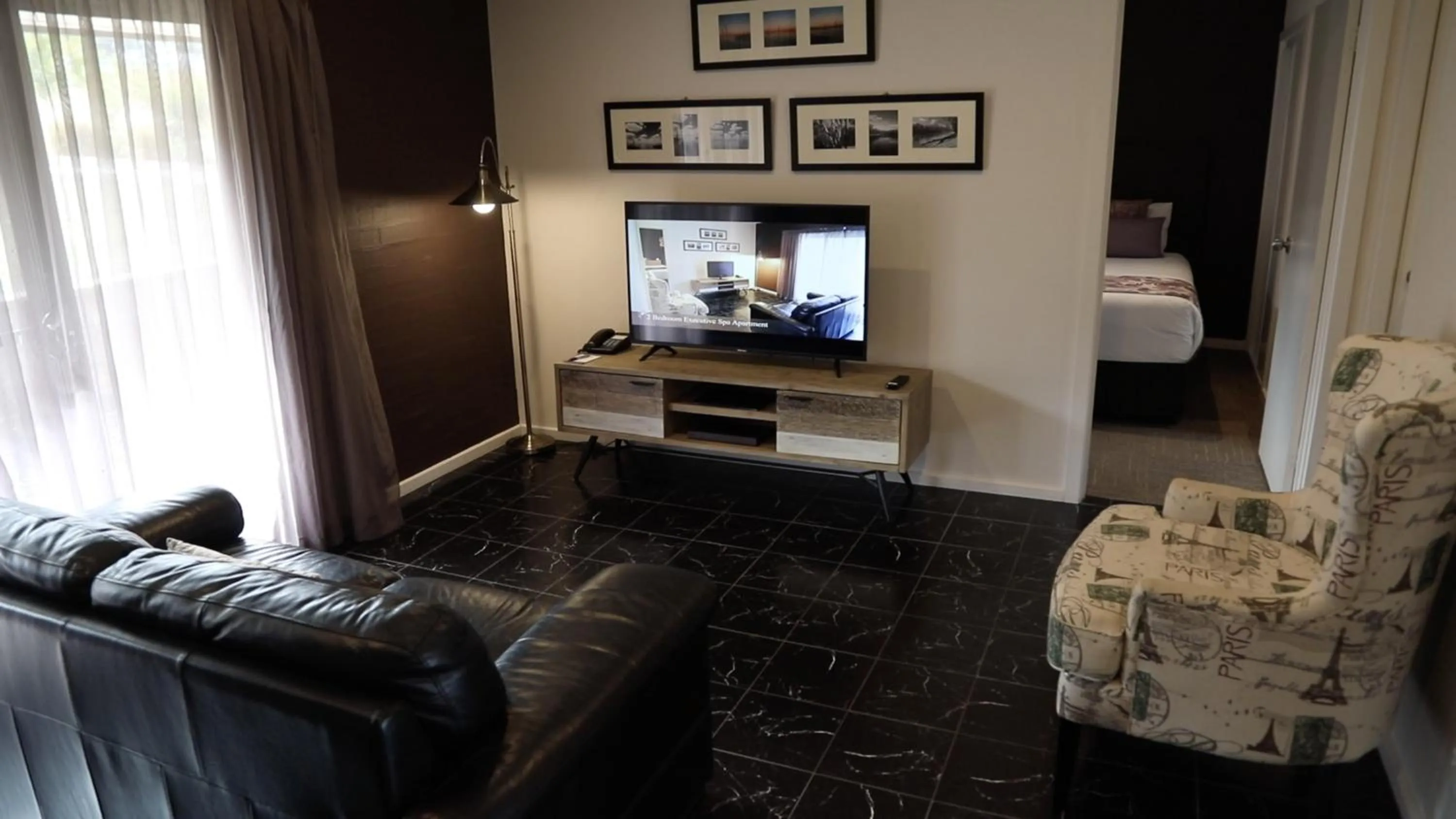 Living room in Blazing Stump Motel & Suites