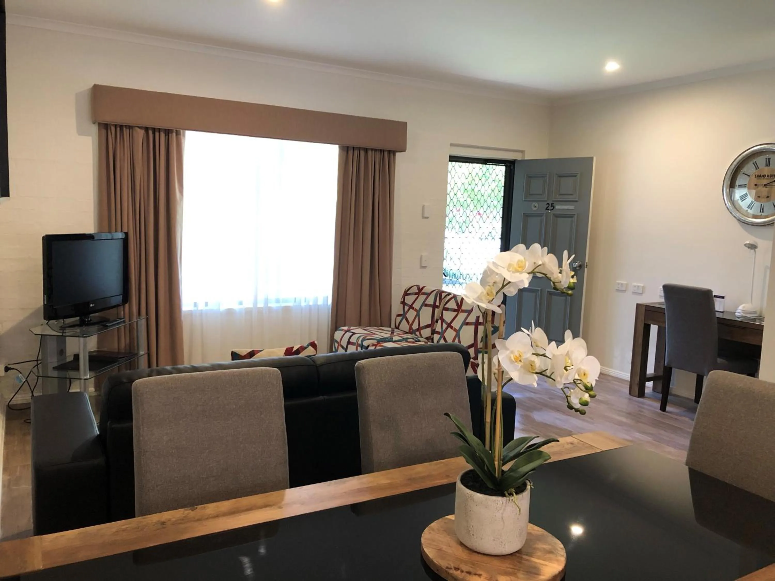 Living room in Blazing Stump Motel & Suites