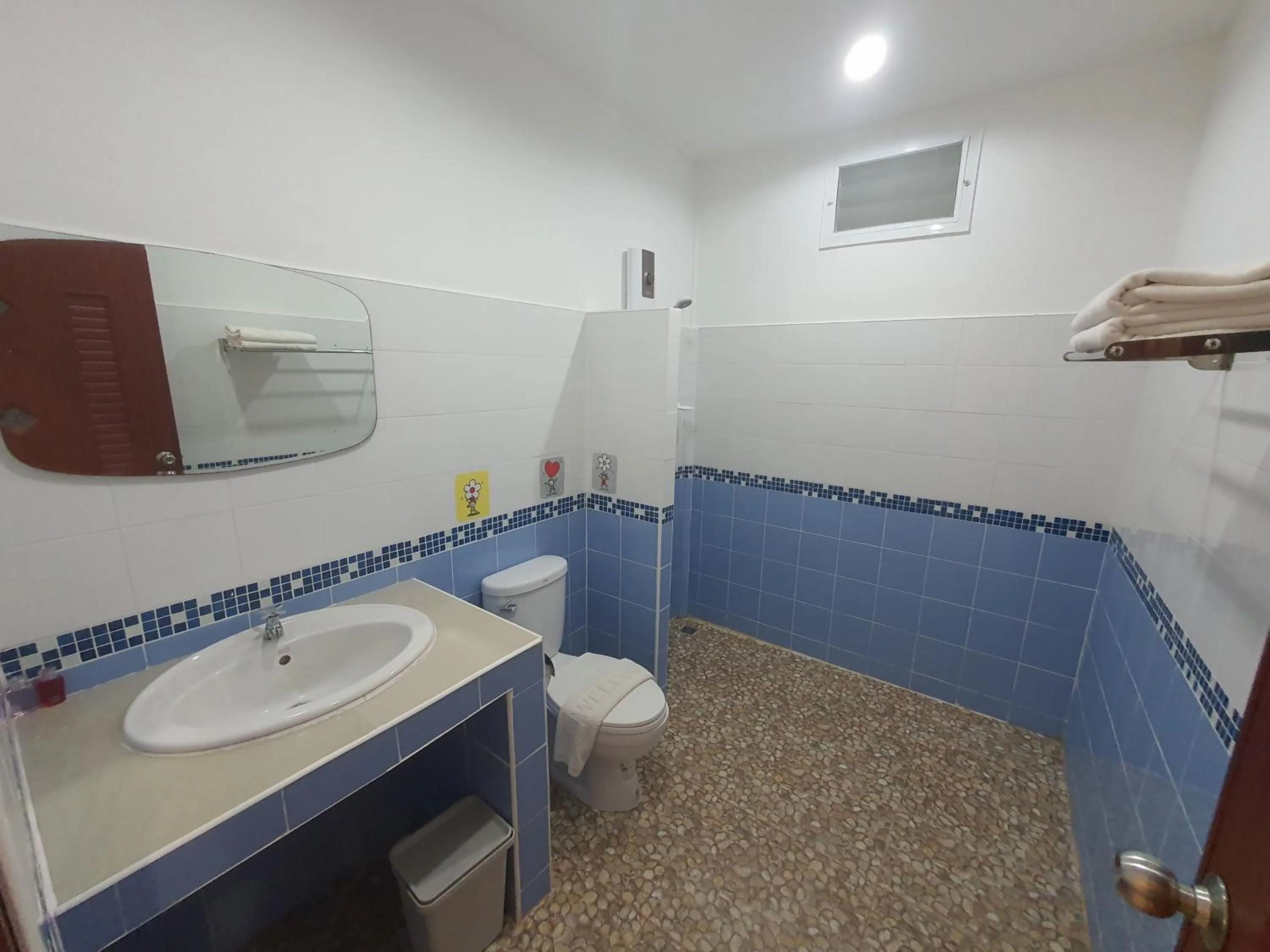 Shower in Aob-Oun Homestay