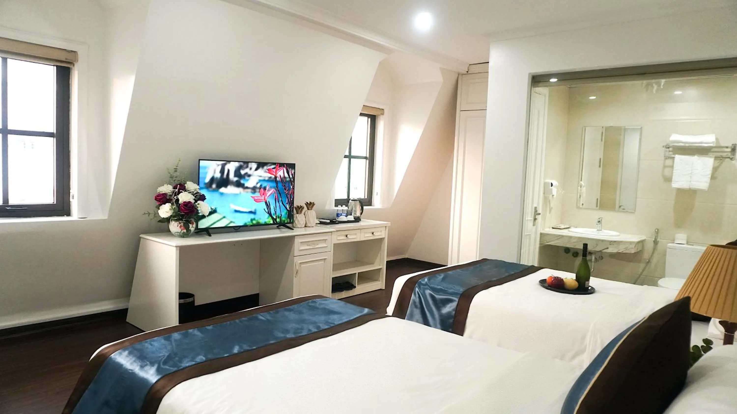 Photo of the whole room in Khách sạn Time Lotus Hạ Long