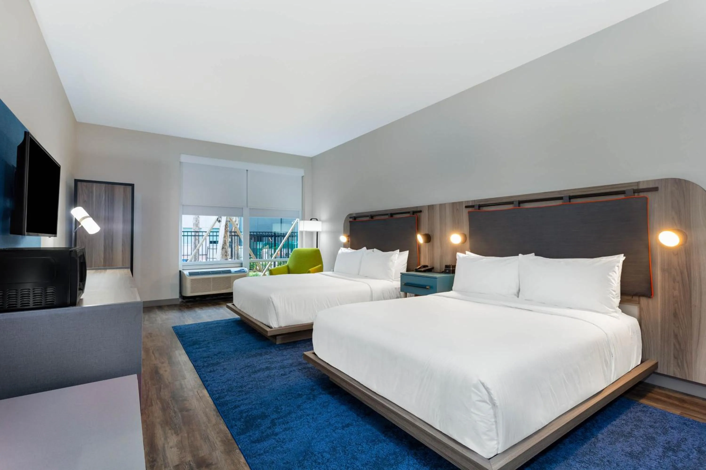 Bedroom, Bed in TRYP by Wyndham Orlando