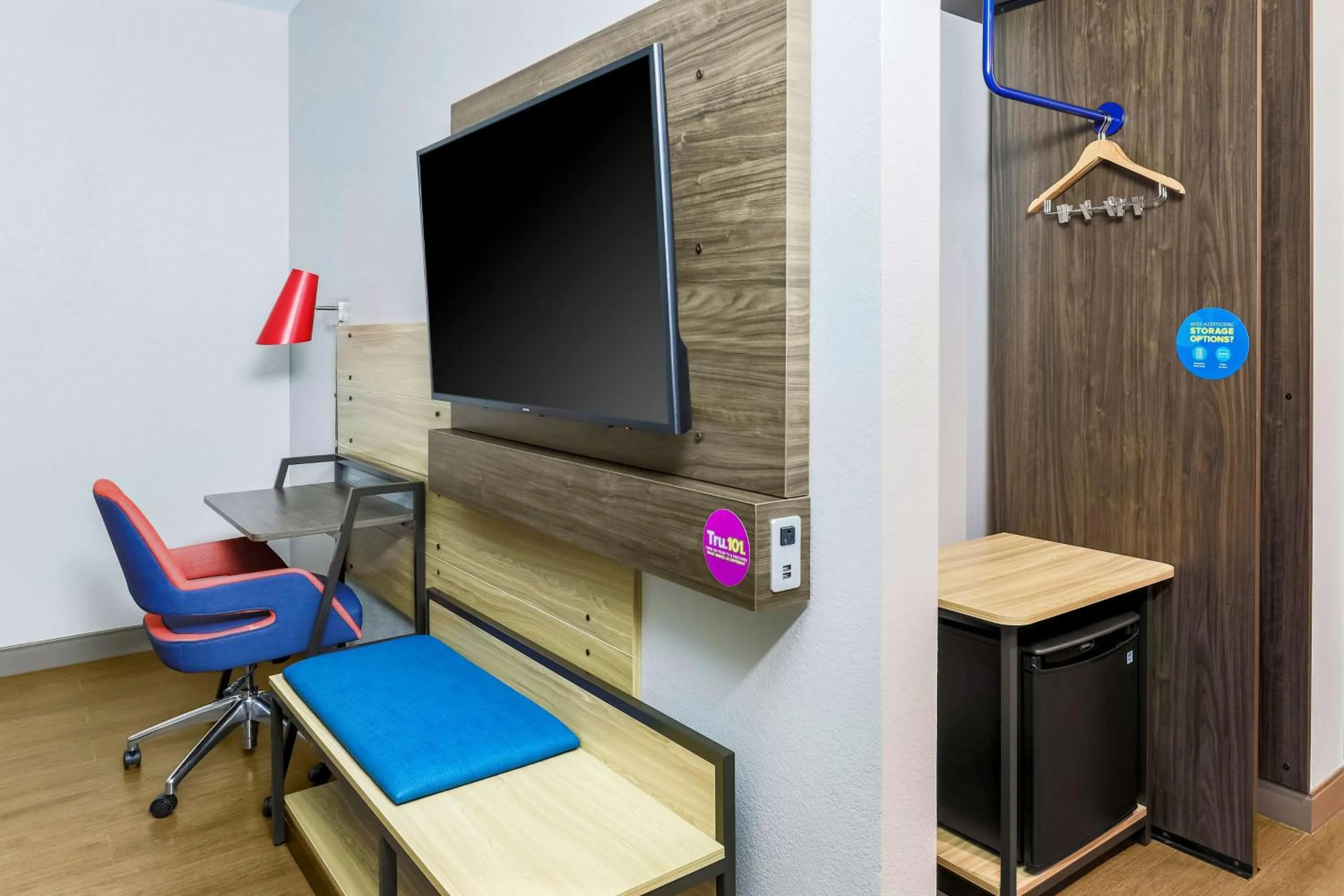 TV and multimedia in Tru By Hilton Dallas Market Center