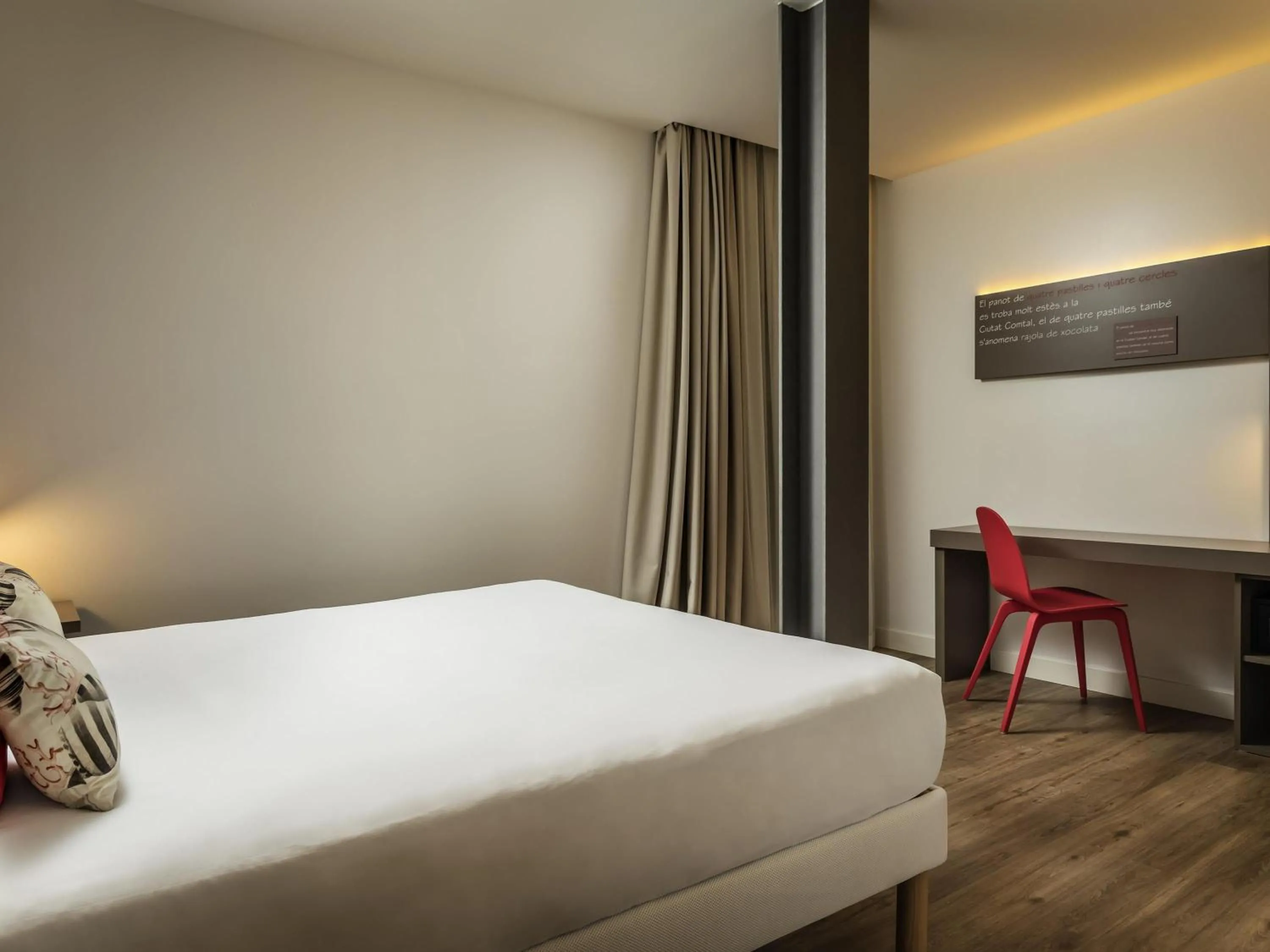 Bedroom, Bed in ibis Styles Barcelona Centre